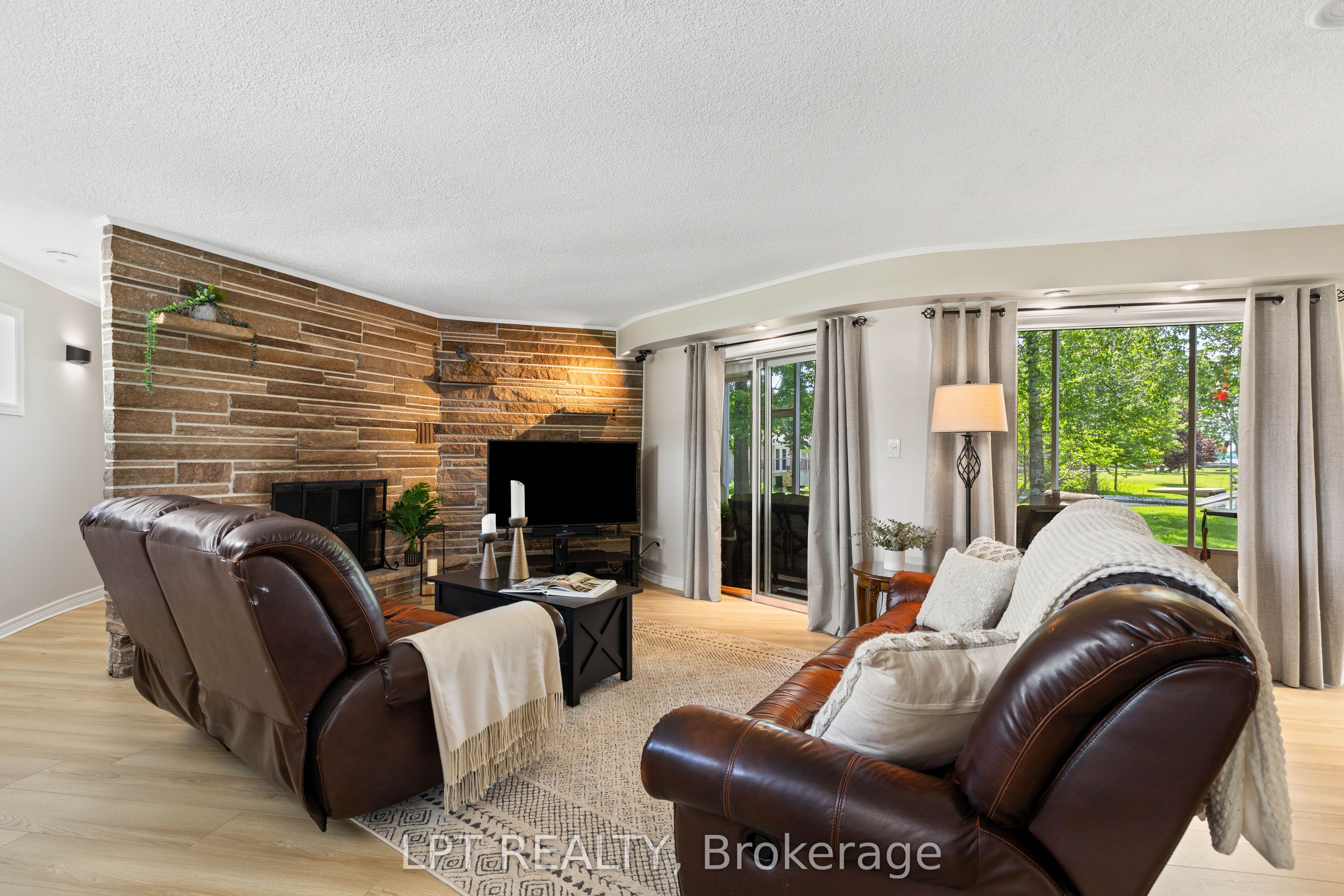 204 The Queensway S Property Photo 7