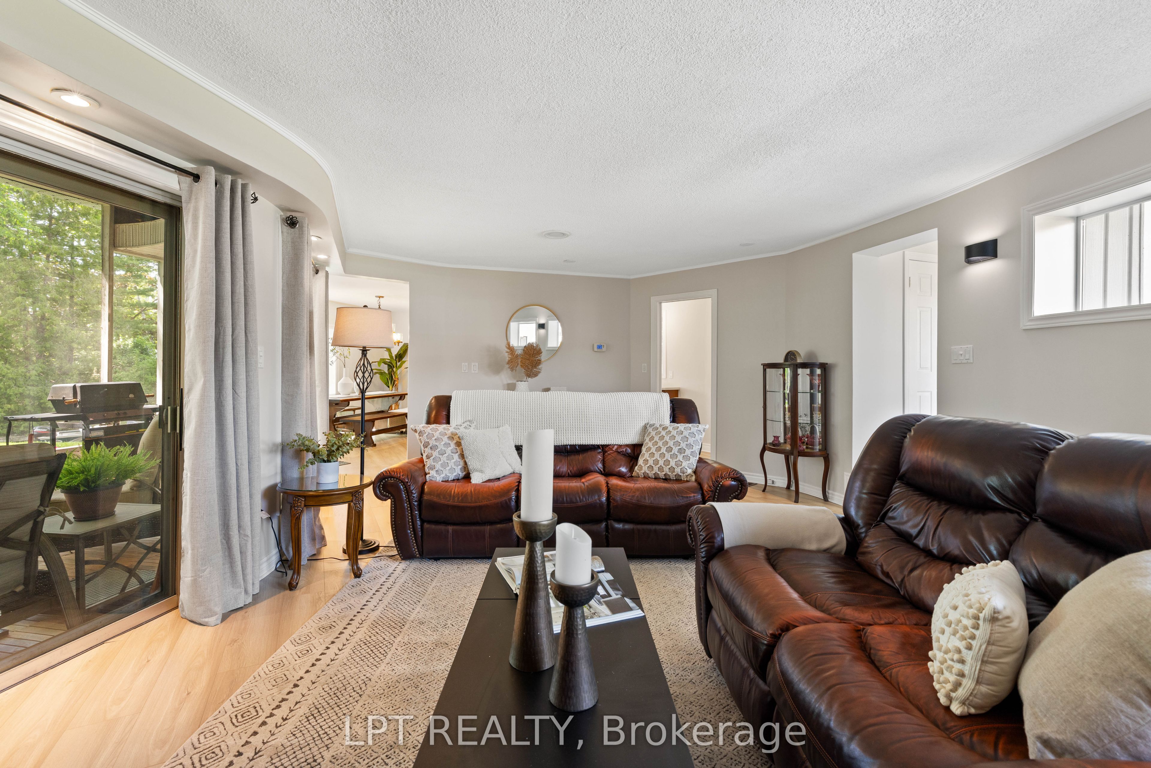 204 The Queensway S Property Photo 8