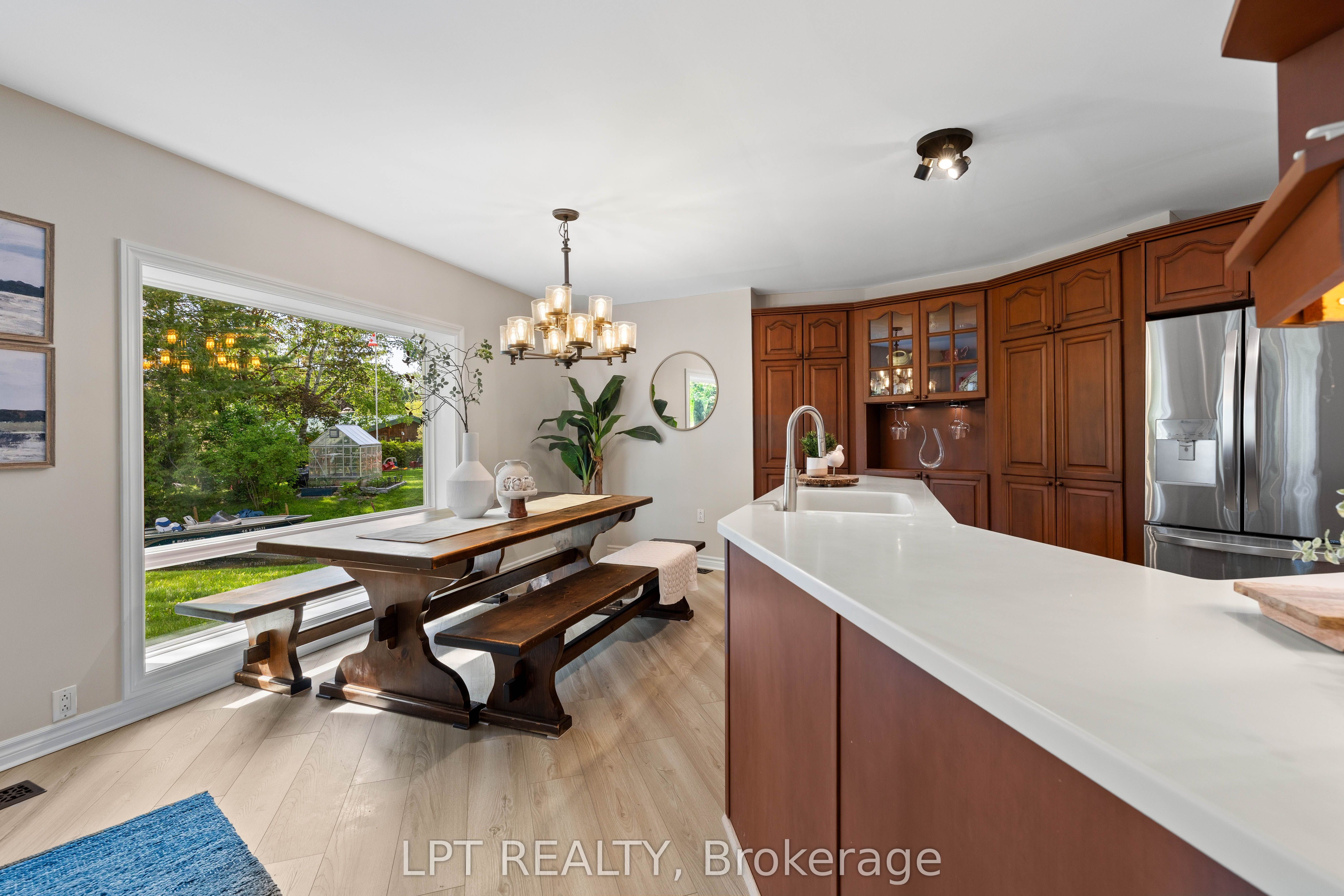 204 The Queensway S Property Photo 9