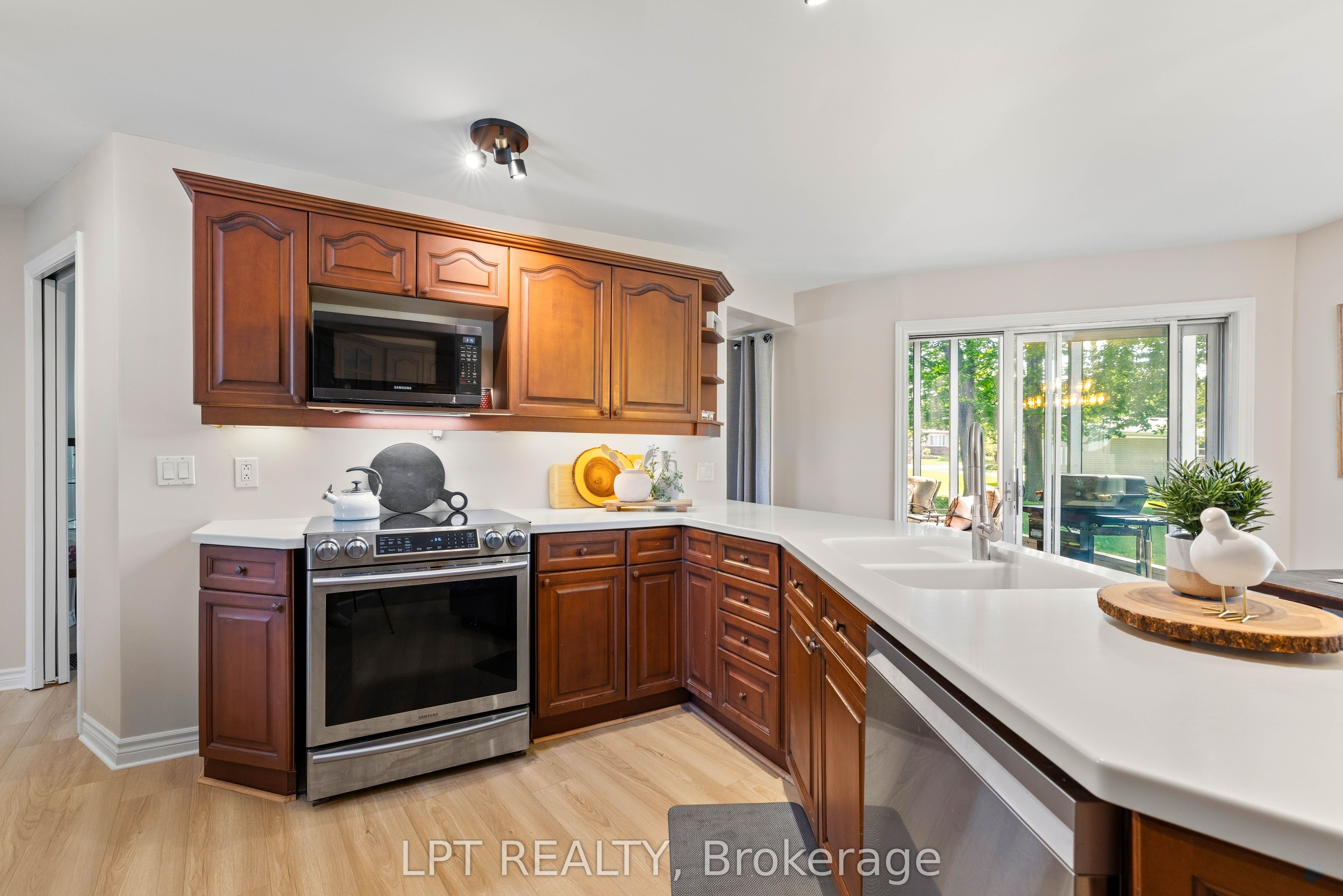 204 The Queensway S Property Photo 11