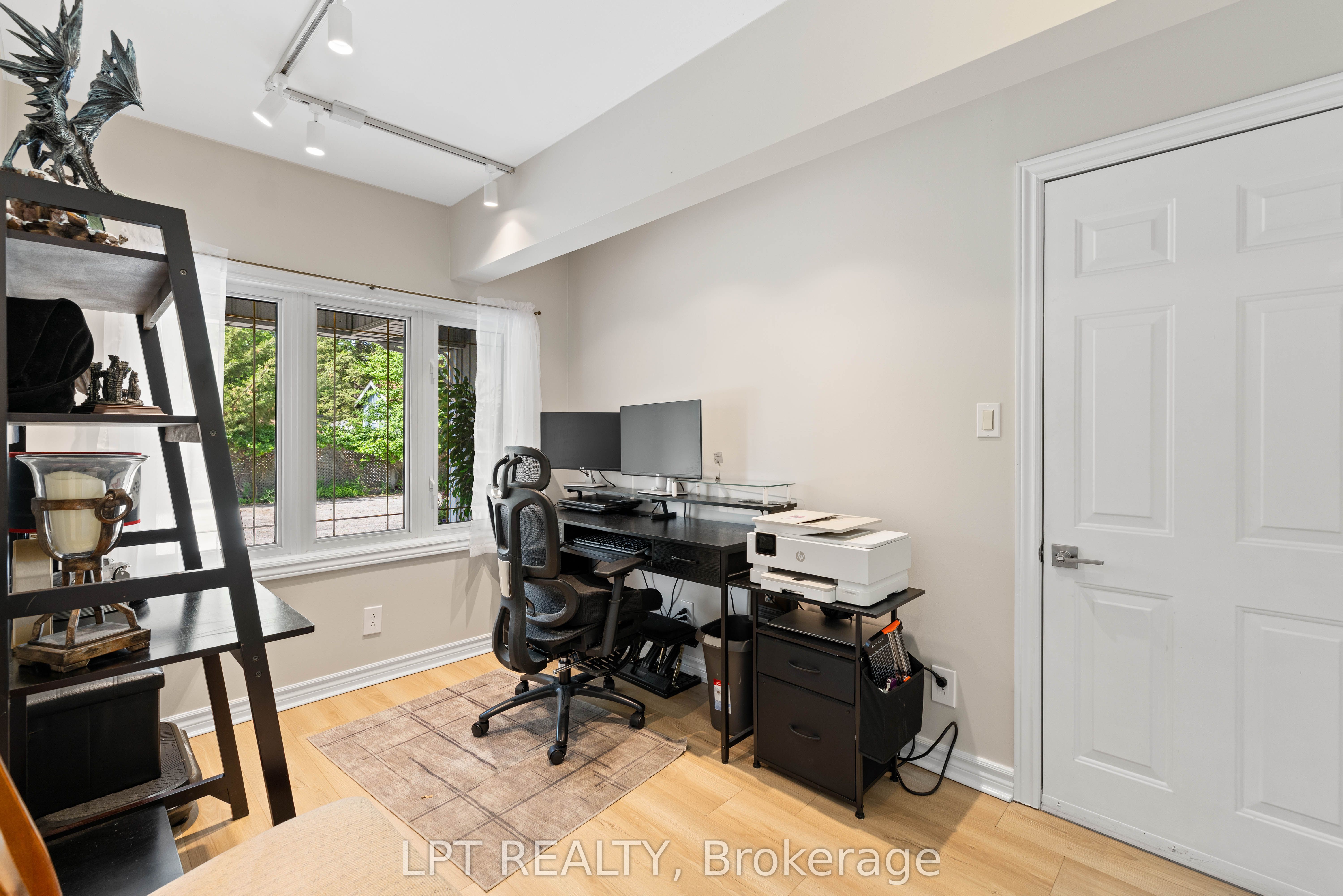 204 The Queensway S Property Photo 16