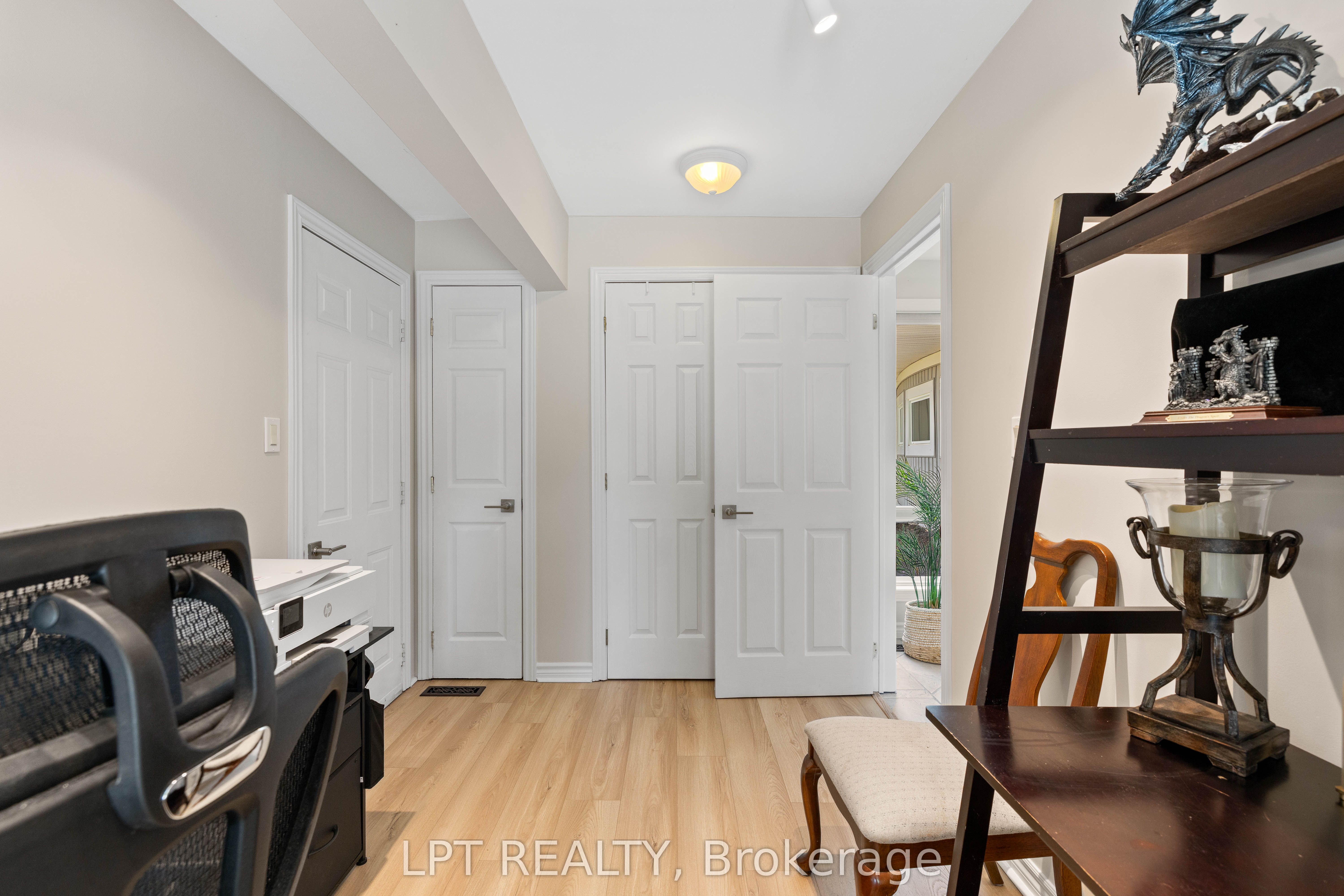204 The Queensway S Property Photo 17