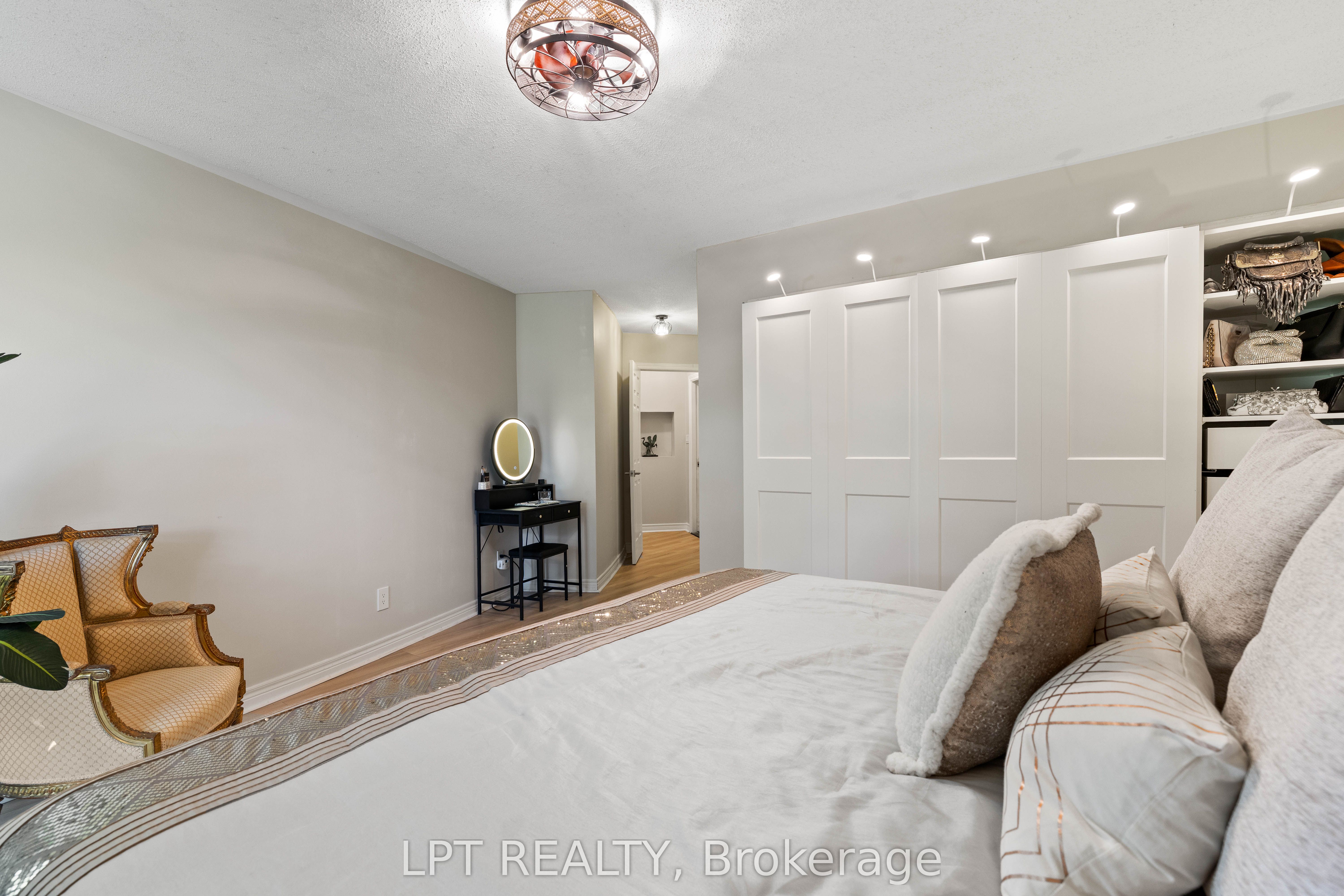 204 The Queensway S Property Photo 19