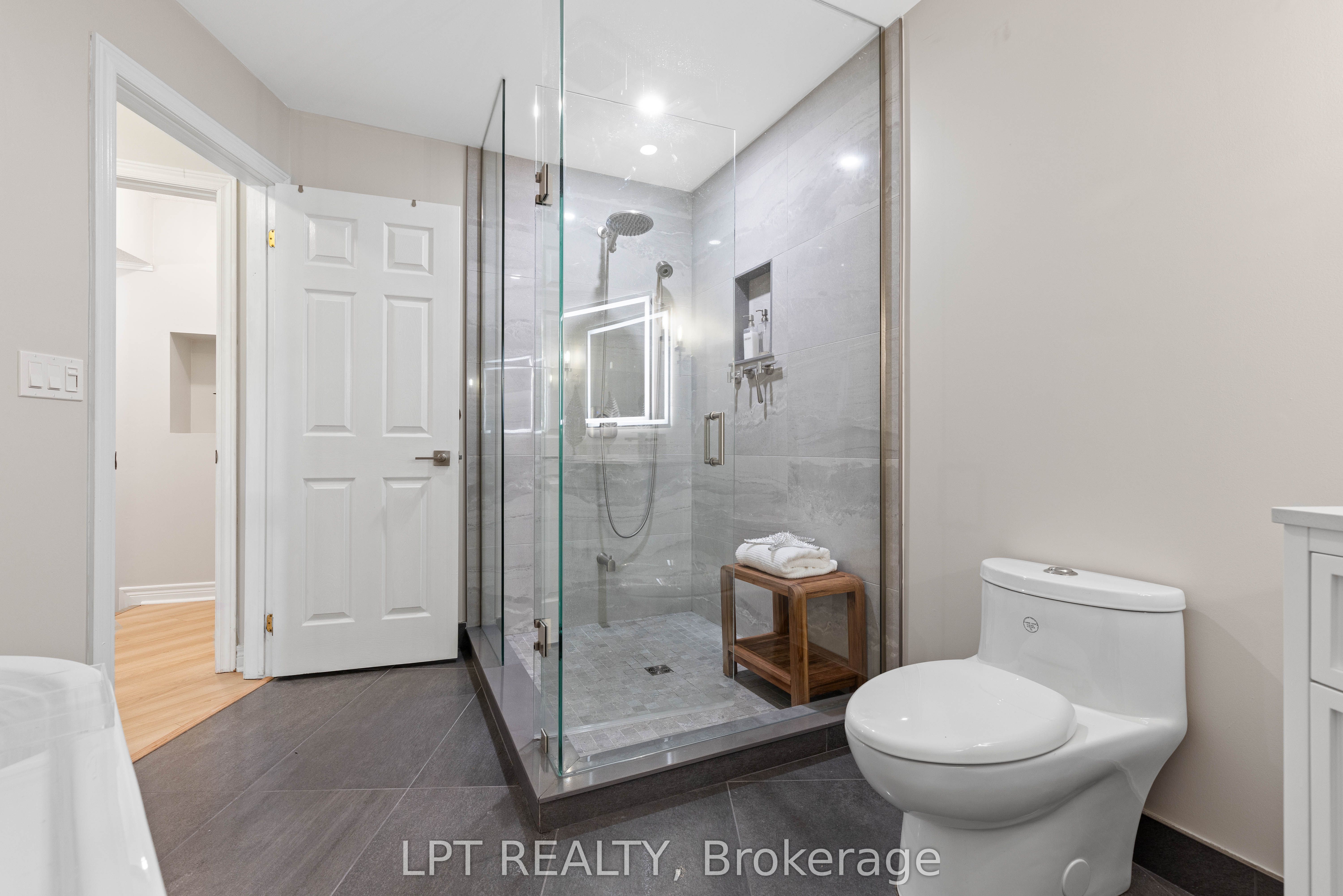 204 The Queensway S Property Photo 22