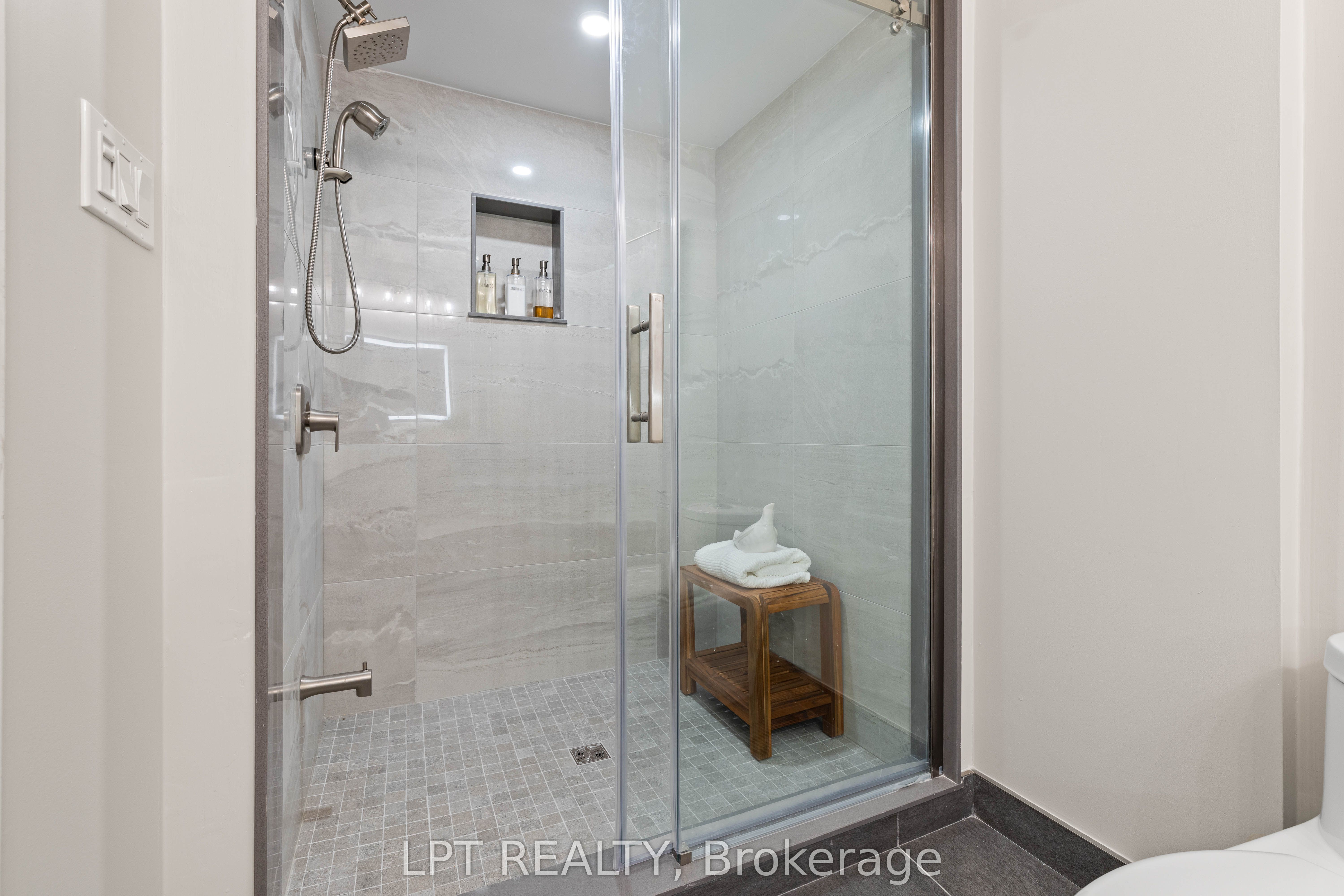 204 The Queensway S Property Photo 23