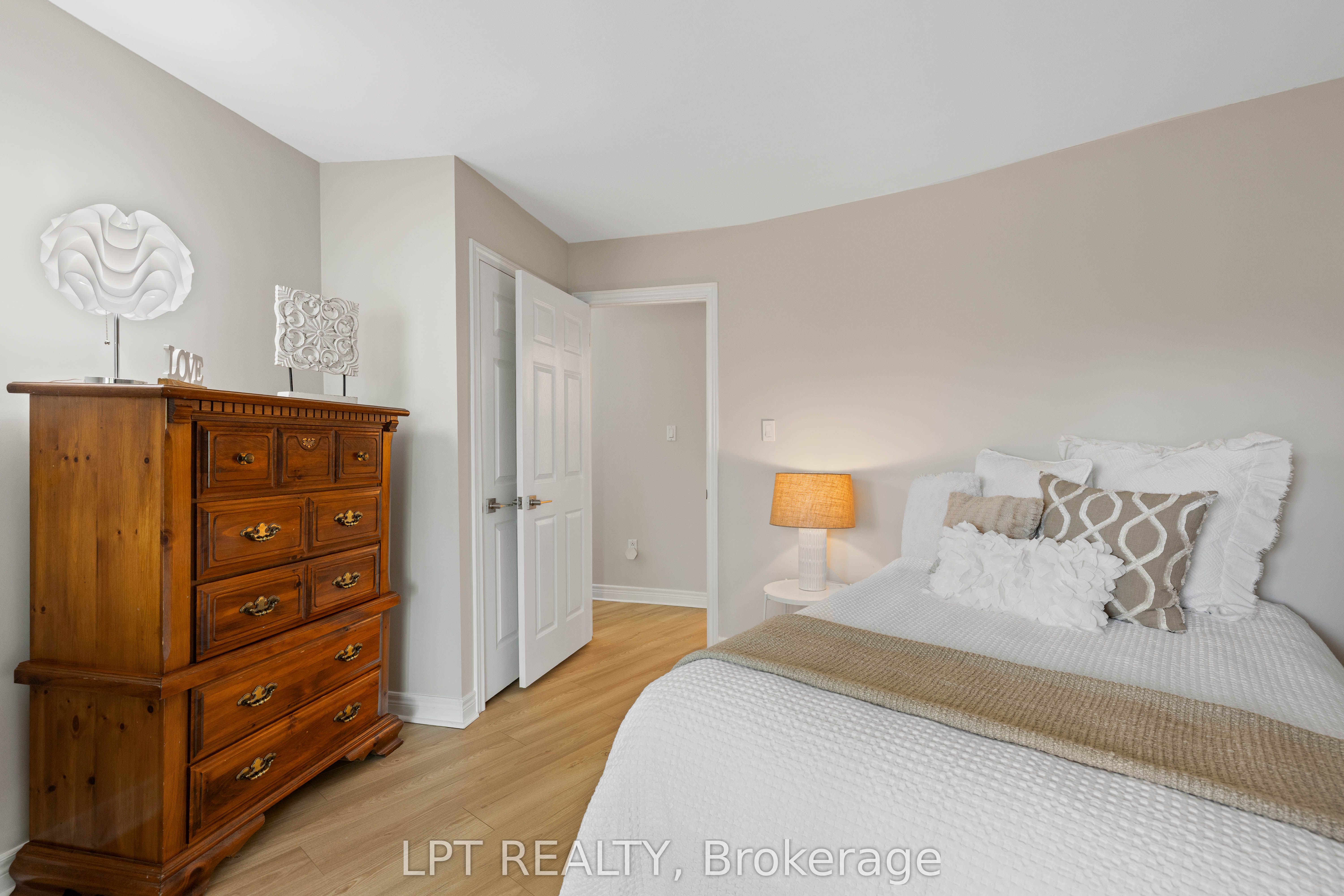 204 The Queensway S Property Photo 26