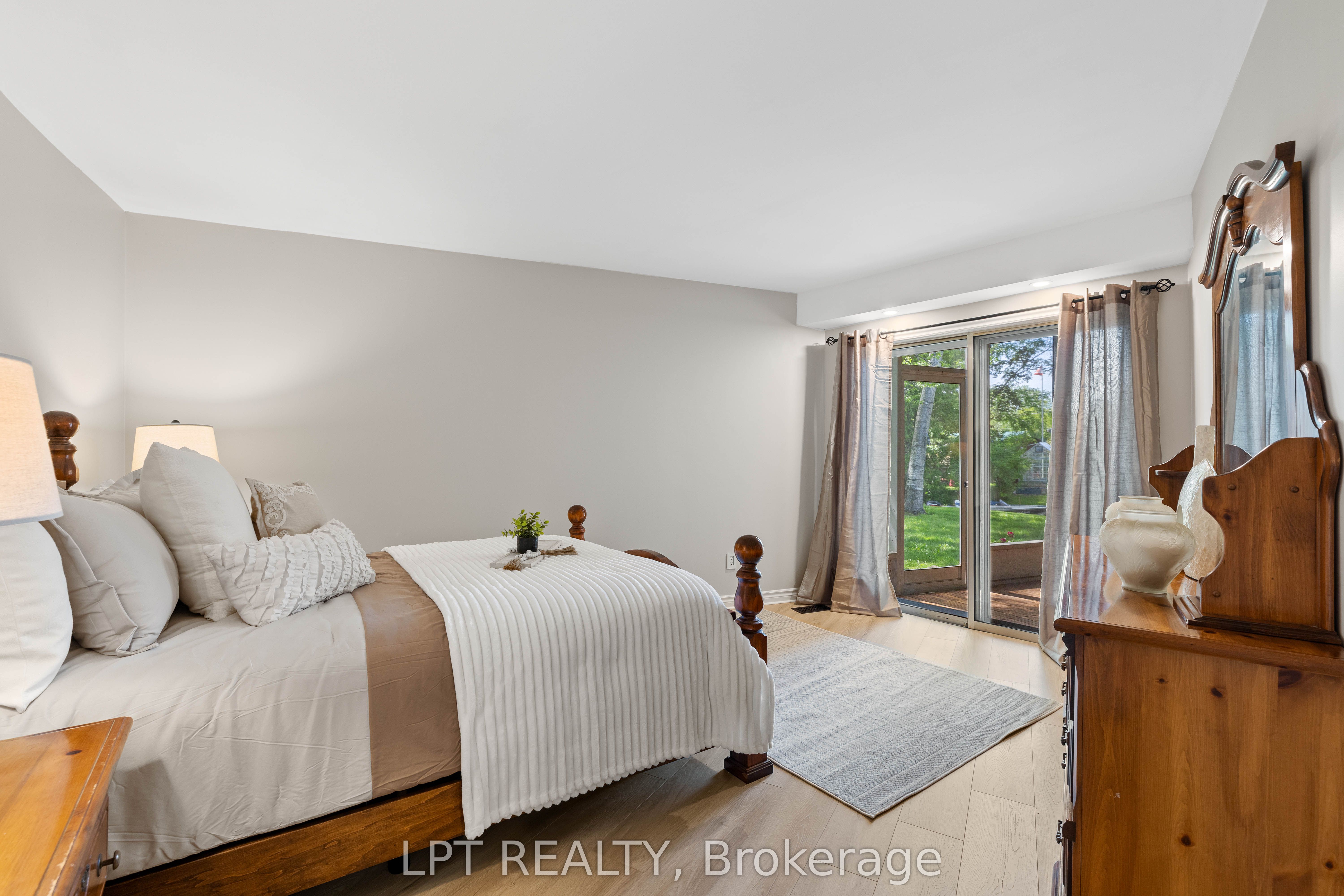 204 The Queensway S Property Photo 27