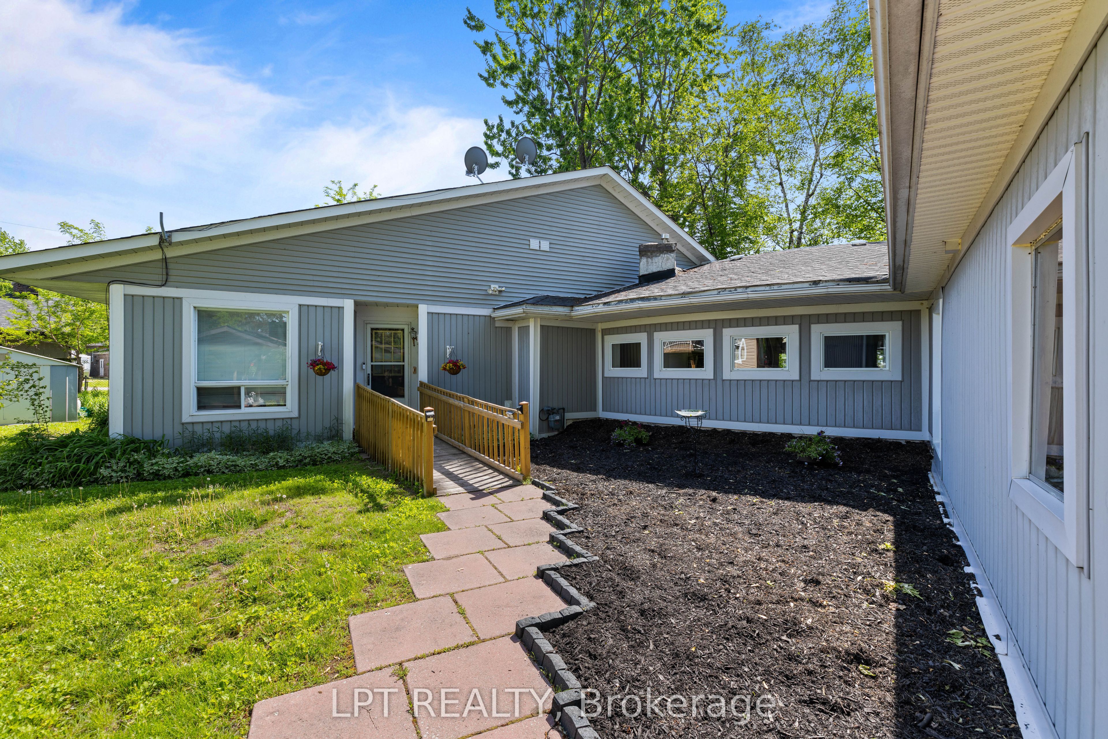 204 The Queensway S Property Photo 31