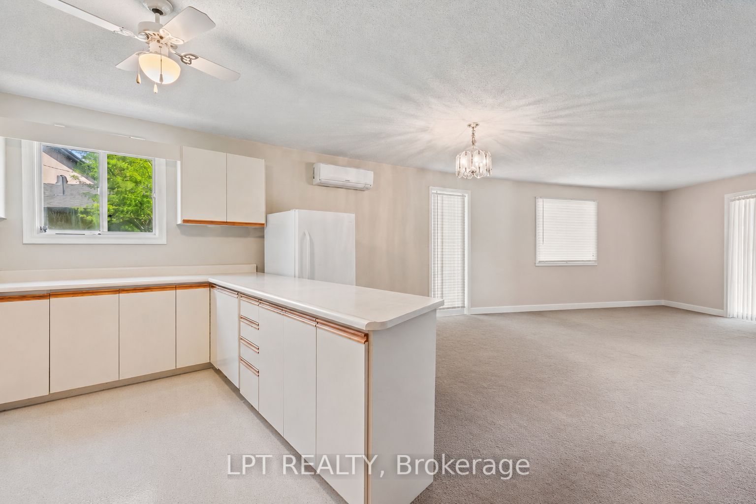 204 The Queensway S Property Photo 32