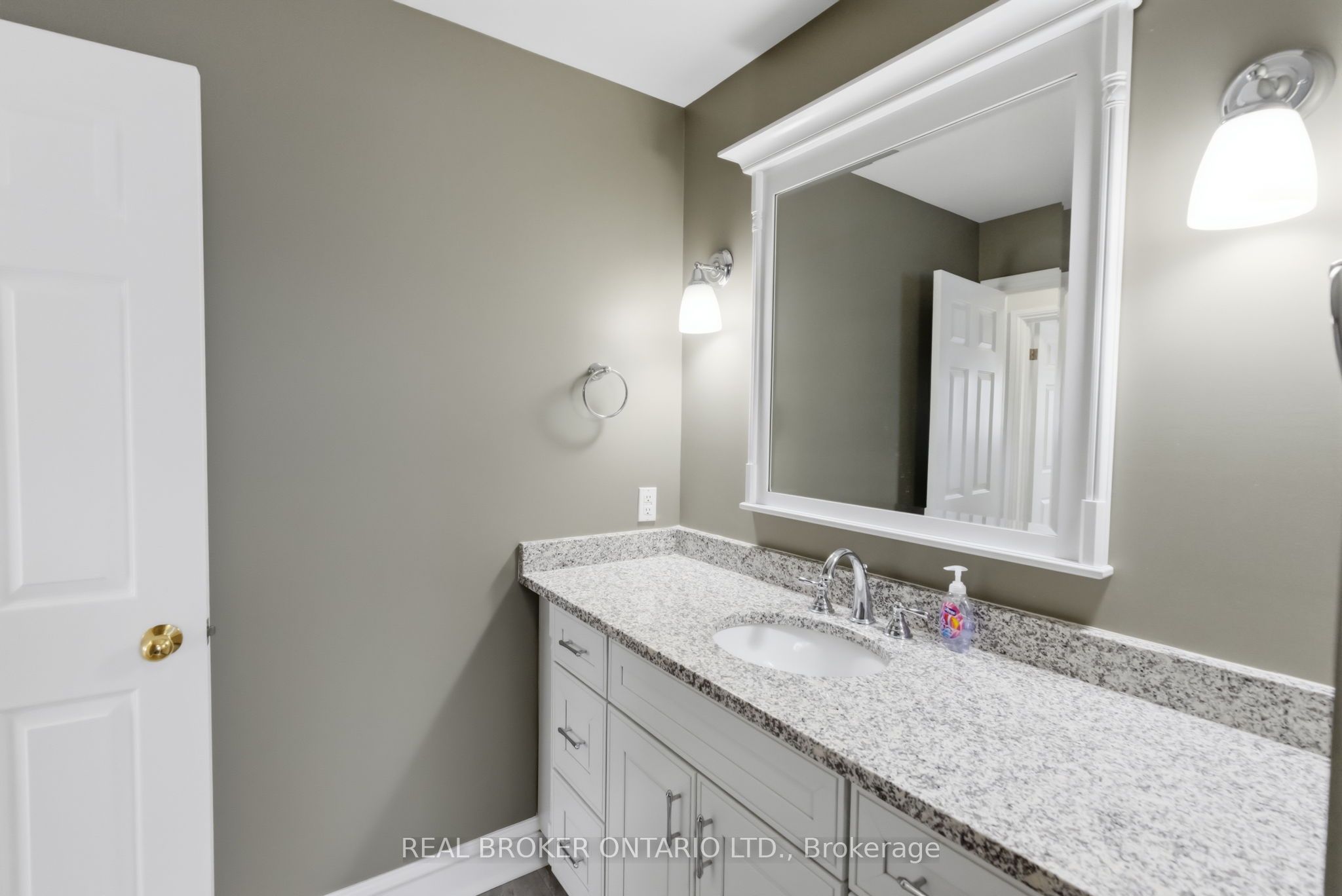 154 Brock Street E Property Photo 32
