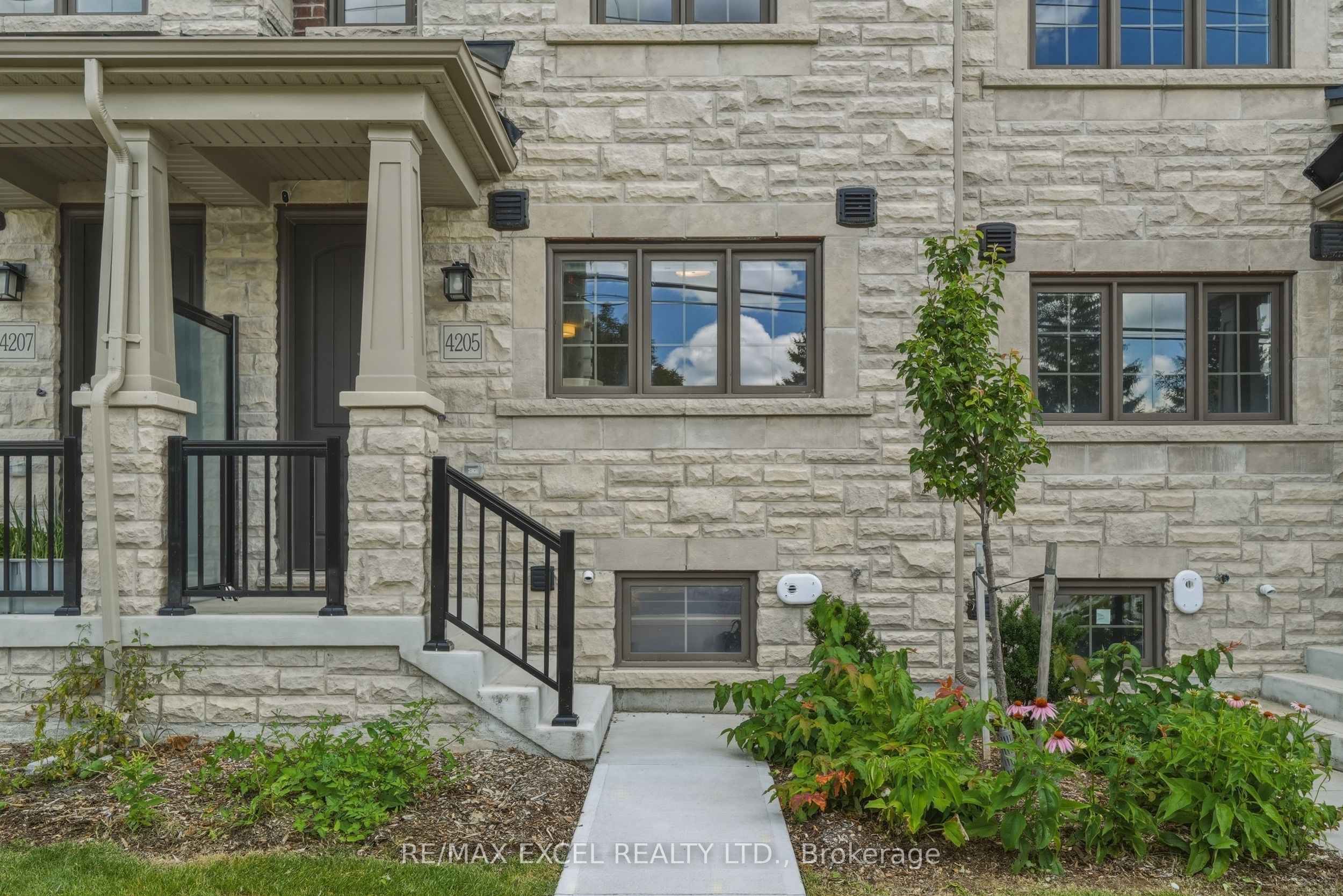 4205 Major Mackenzie Drive E Property Photo 2