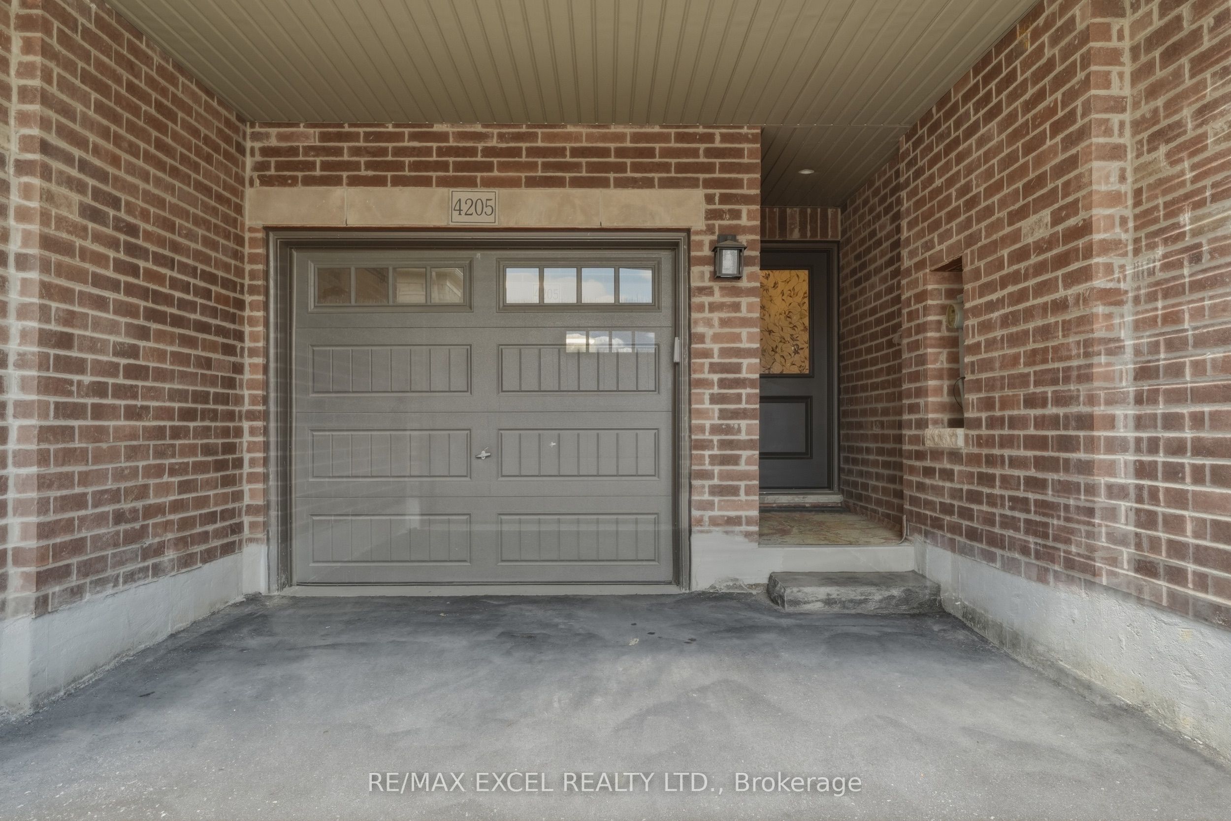 4205 Major Mackenzie Drive E Property Photo 4