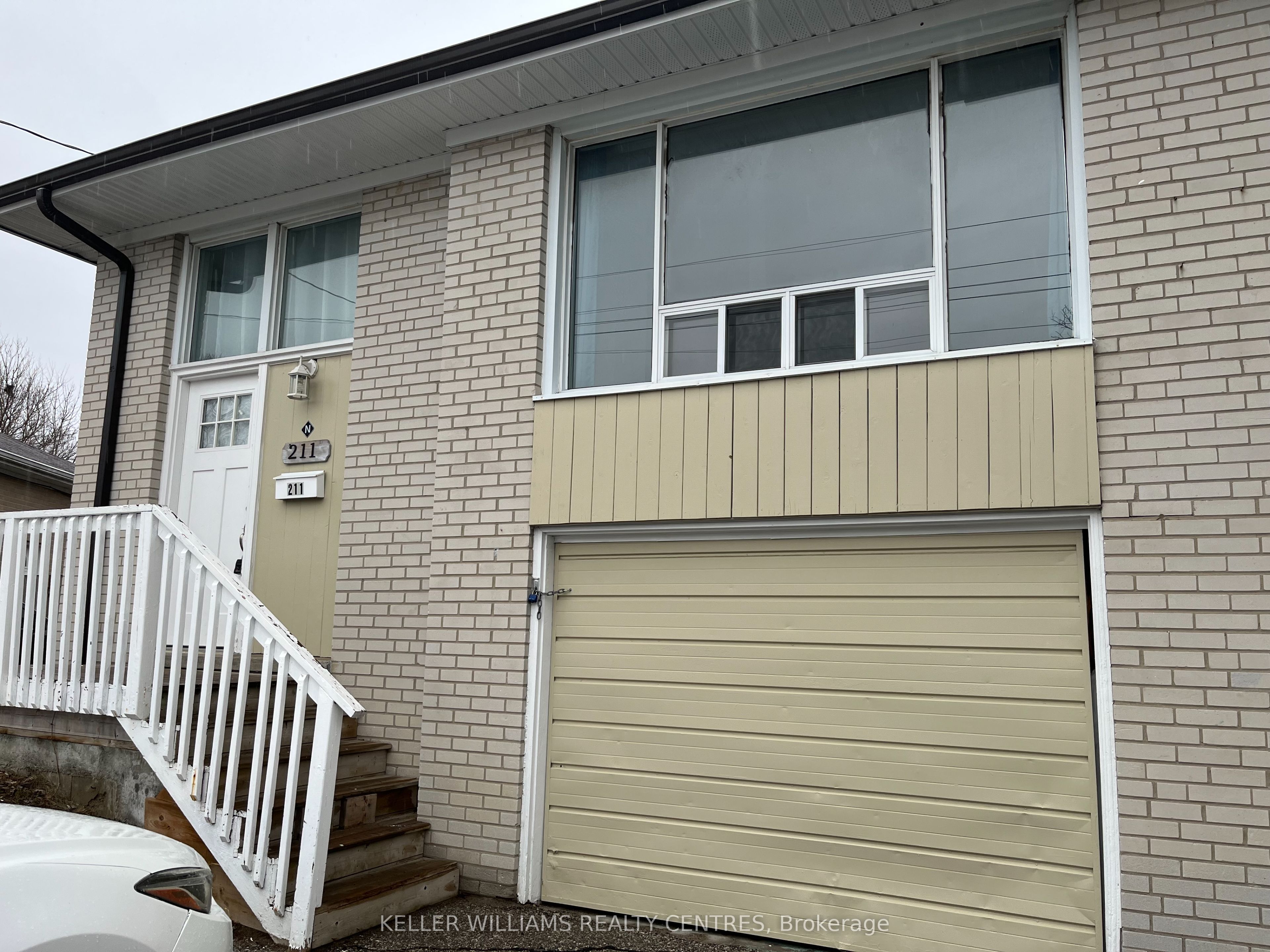 211 Silverbirch Drive Upper Property Photo 1