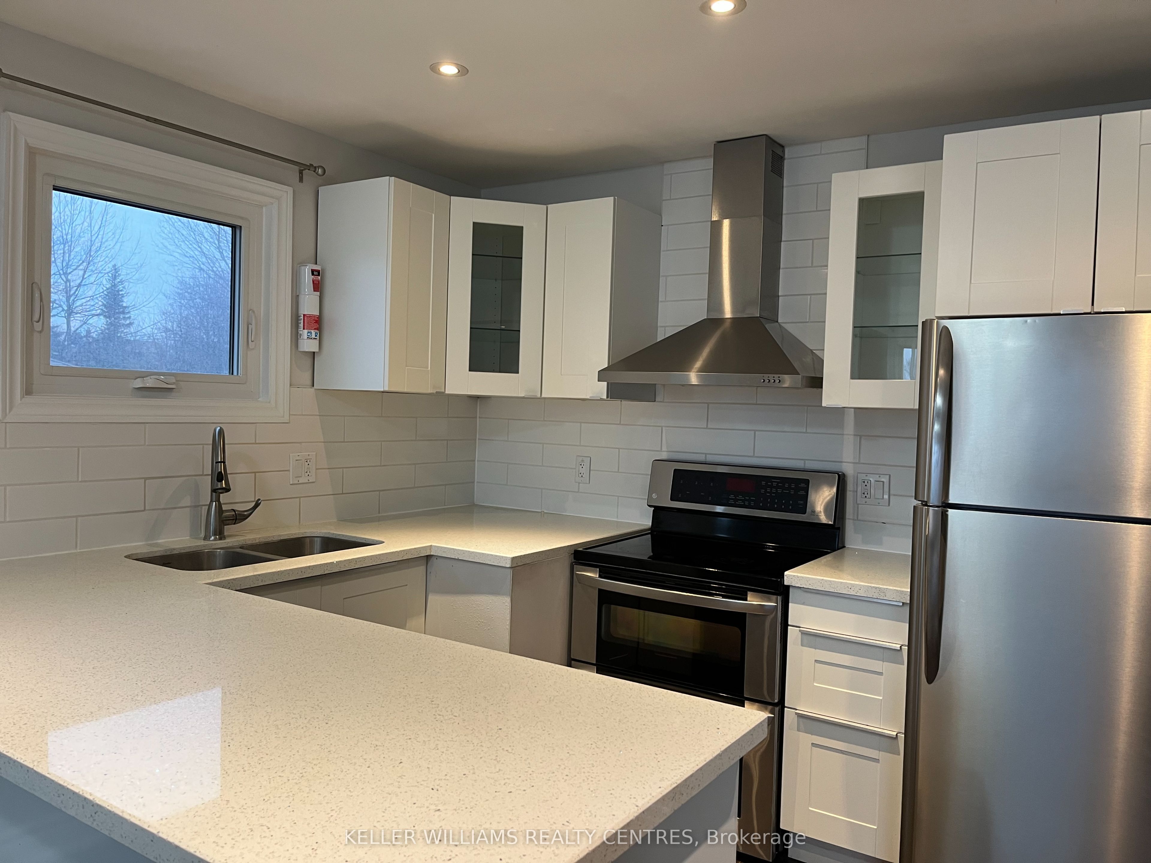 211 Silverbirch Drive Upper Property Photo 3