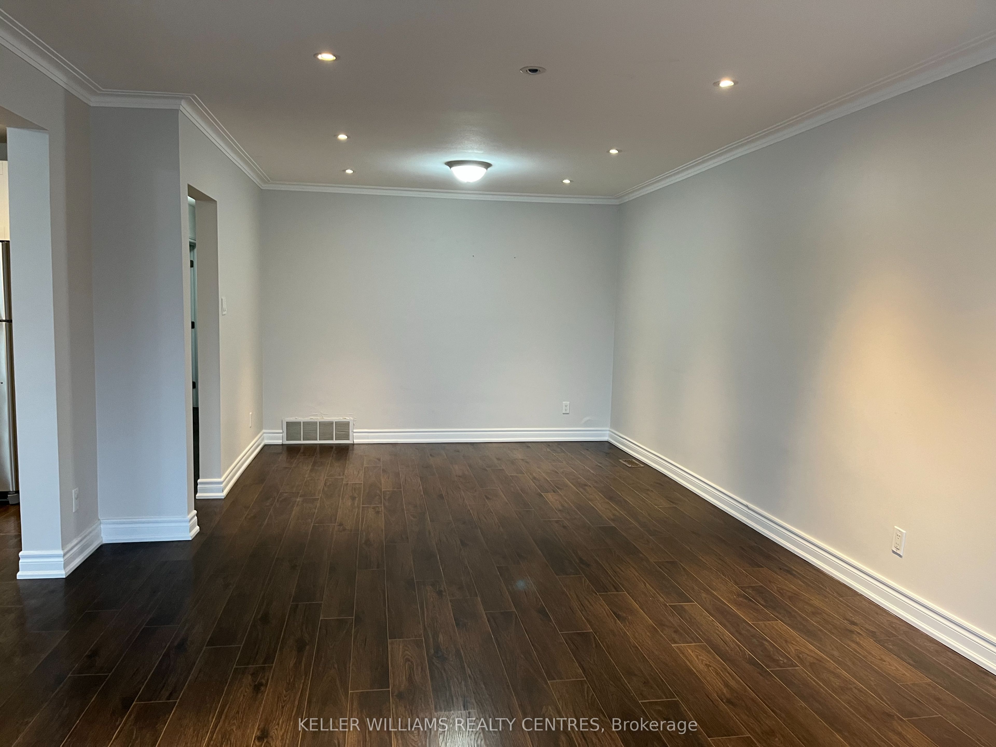 211 Silverbirch Drive Upper Property Photo 6