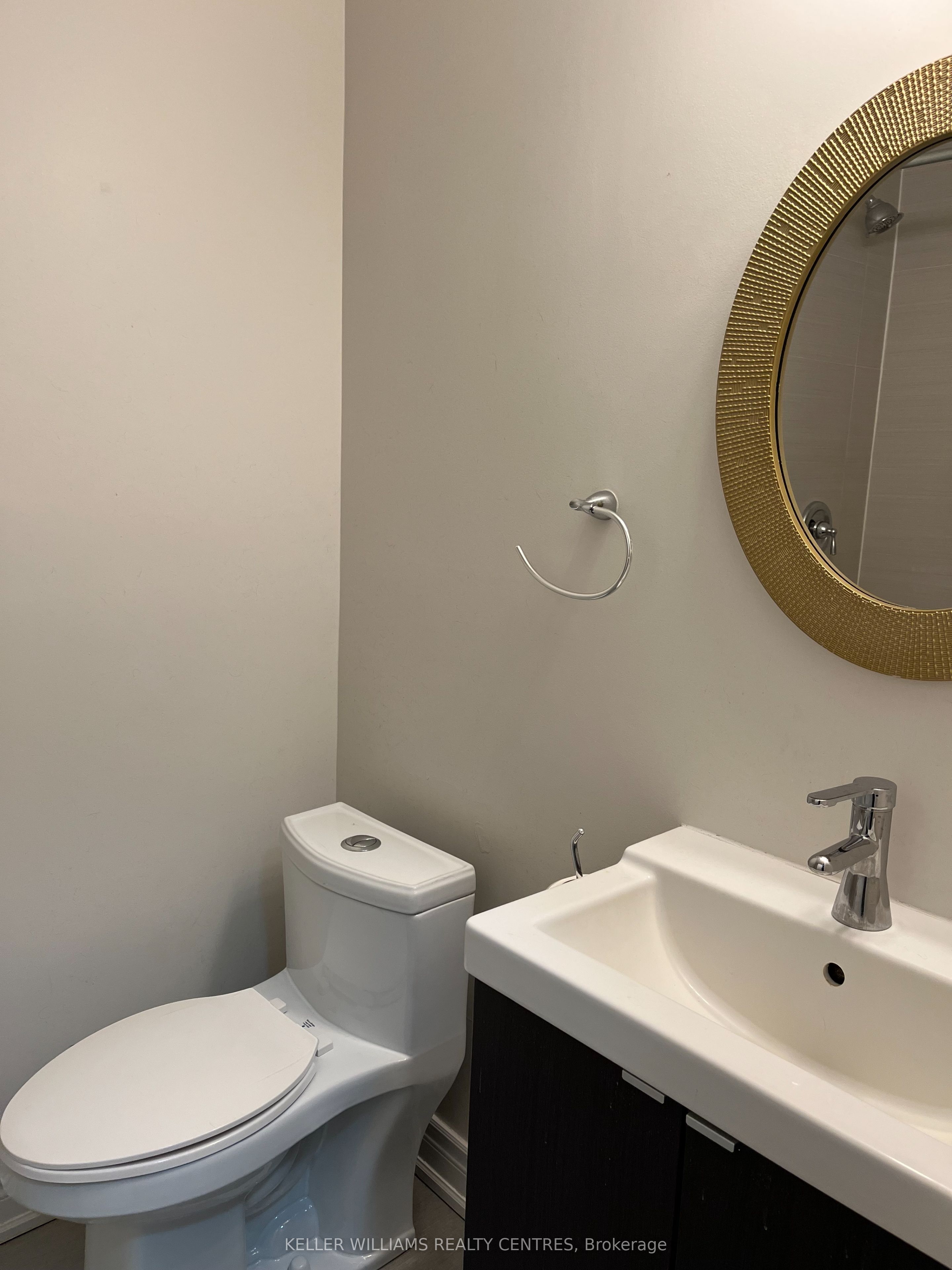 211 Silverbirch Drive Upper Property Photo 9