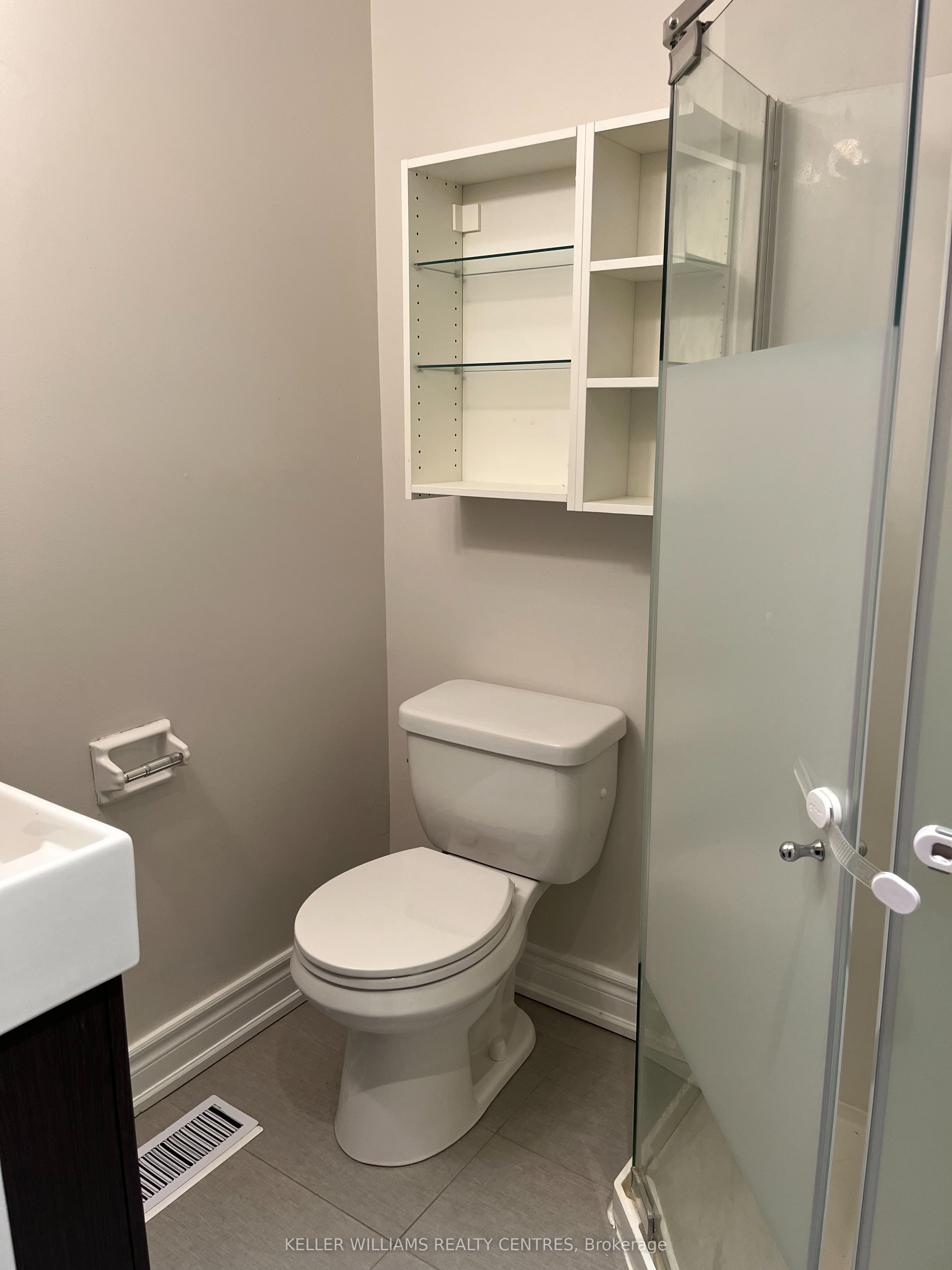 211 Silverbirch Drive Upper Property Photo 10