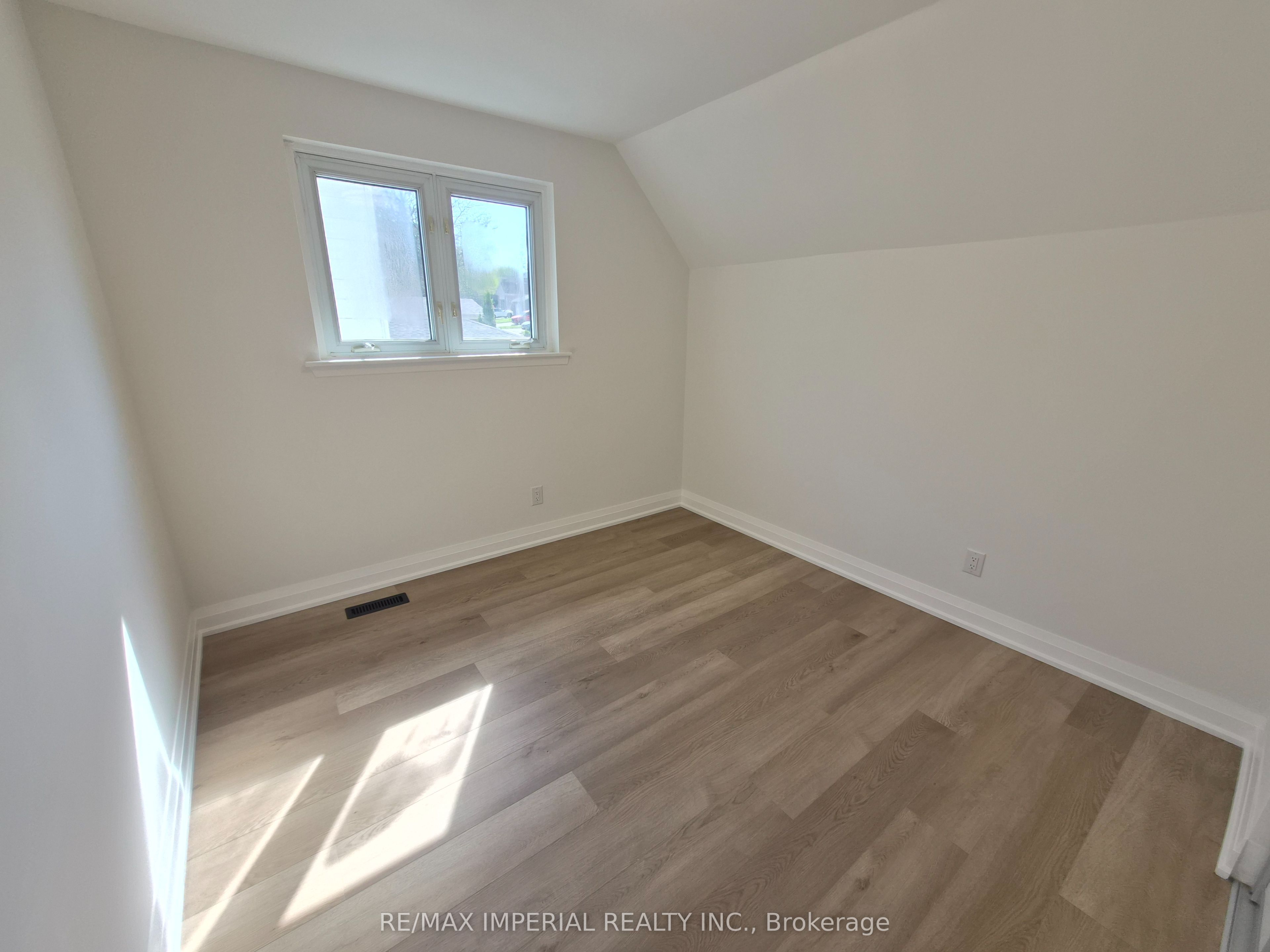 757 Pam Crescent Property Photo 16