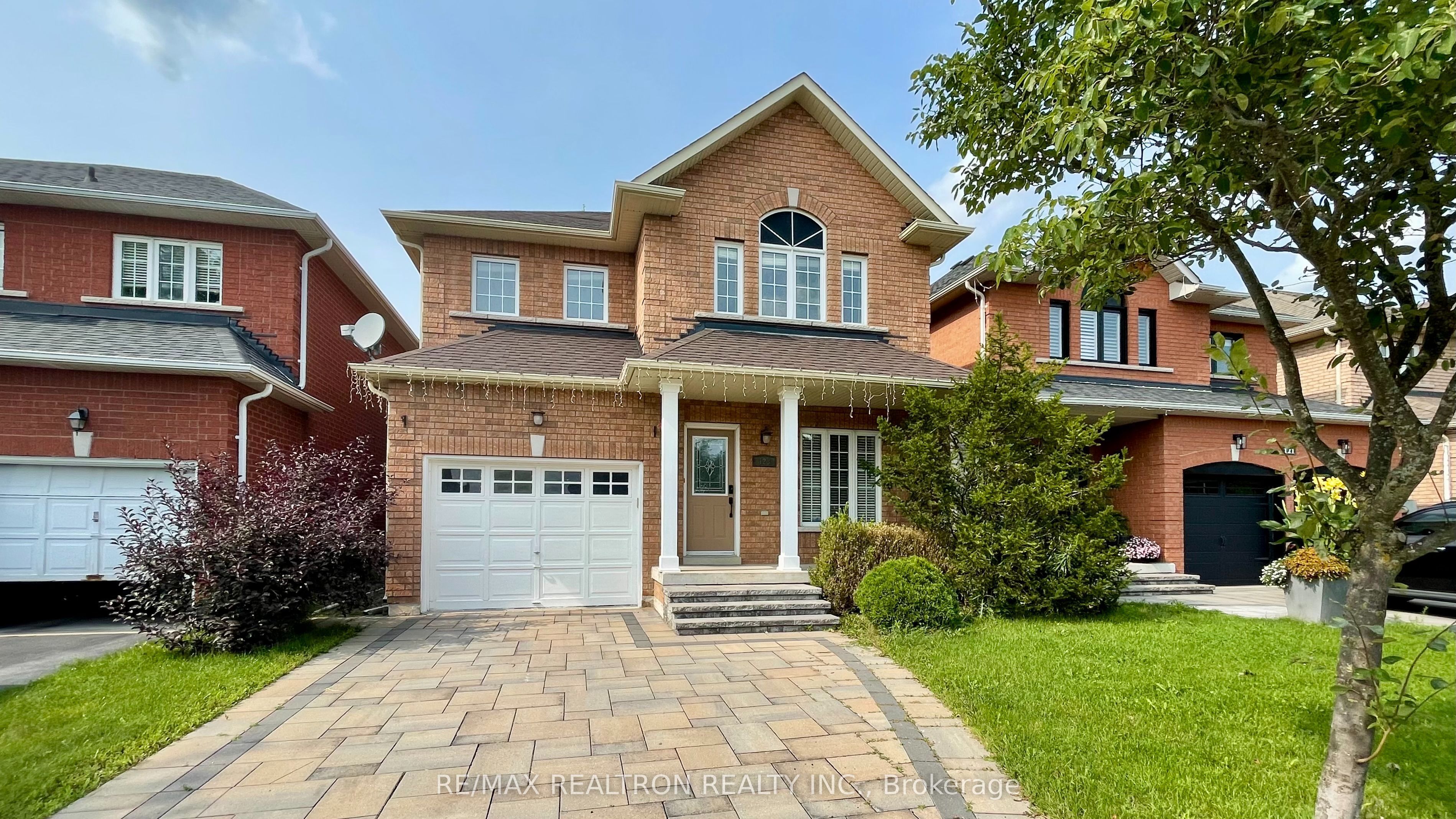 123 Woodbury Crescent Property Photo 1