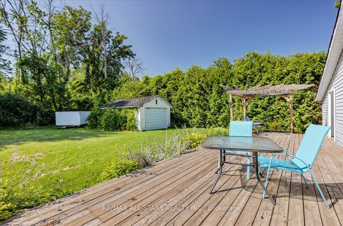35 Lake Drive E Property Photo 27