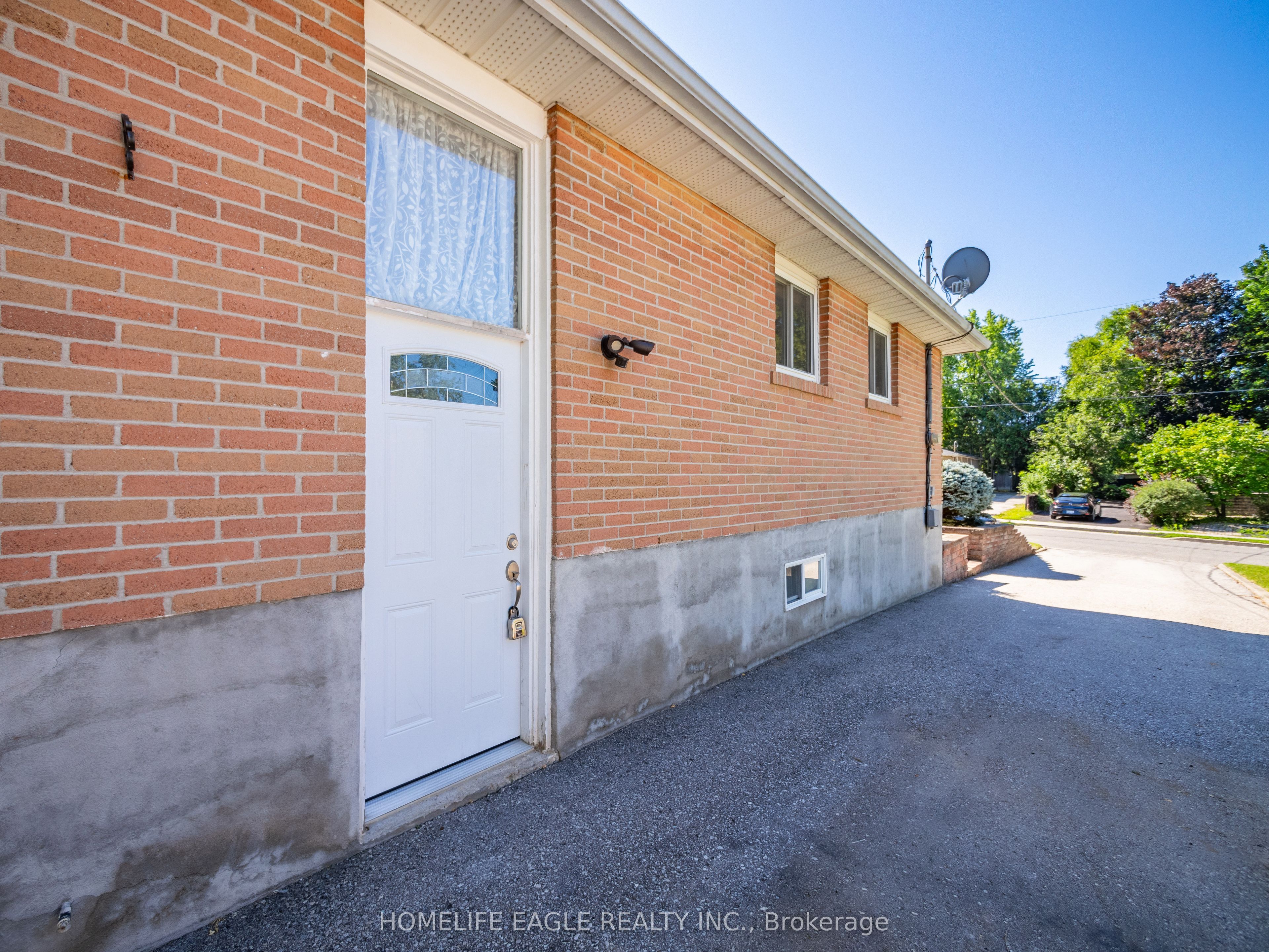 751 Greenfield Crescent Property Photo 15