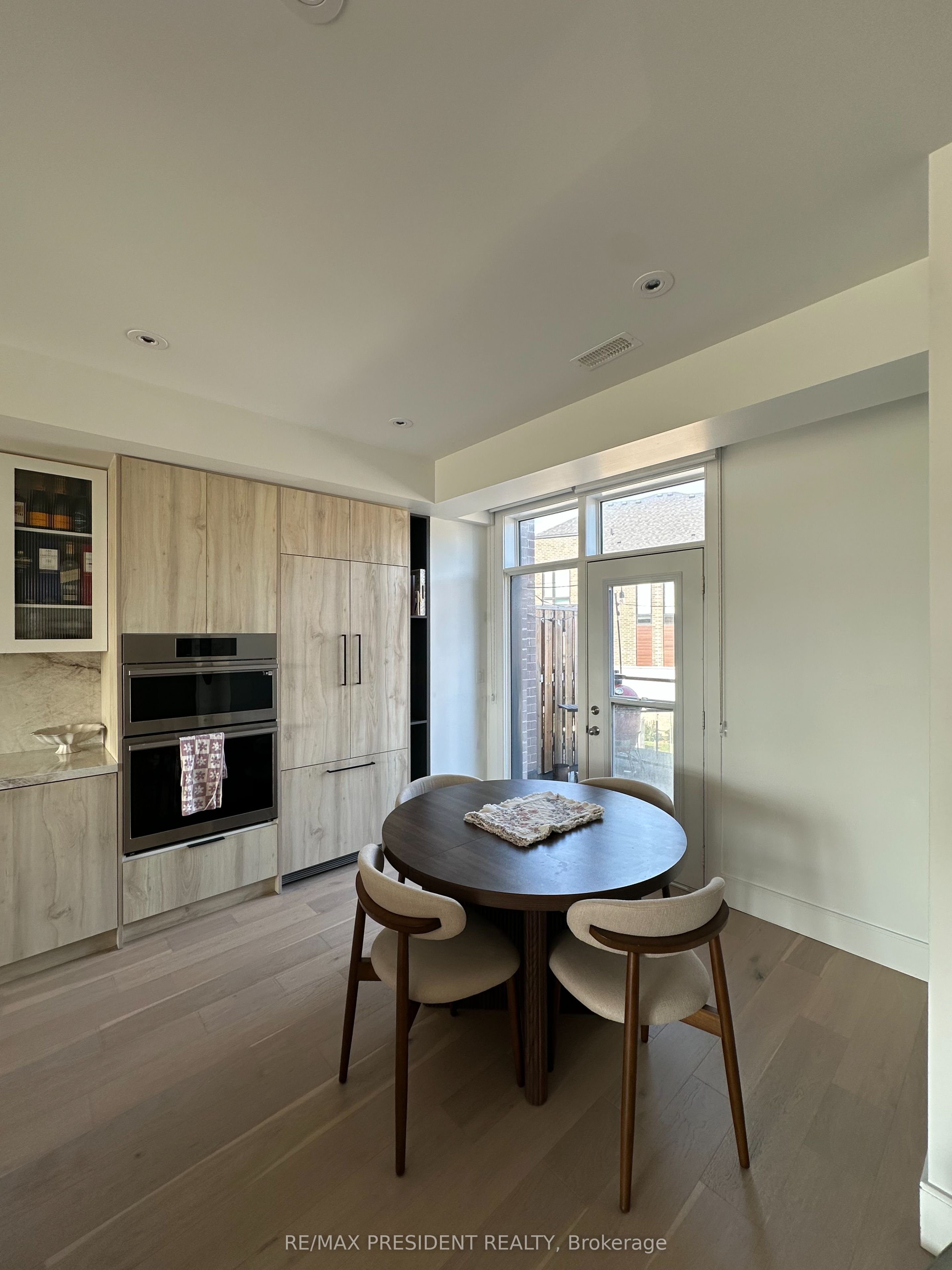 63 Holyrood Crescent Property Photo 2