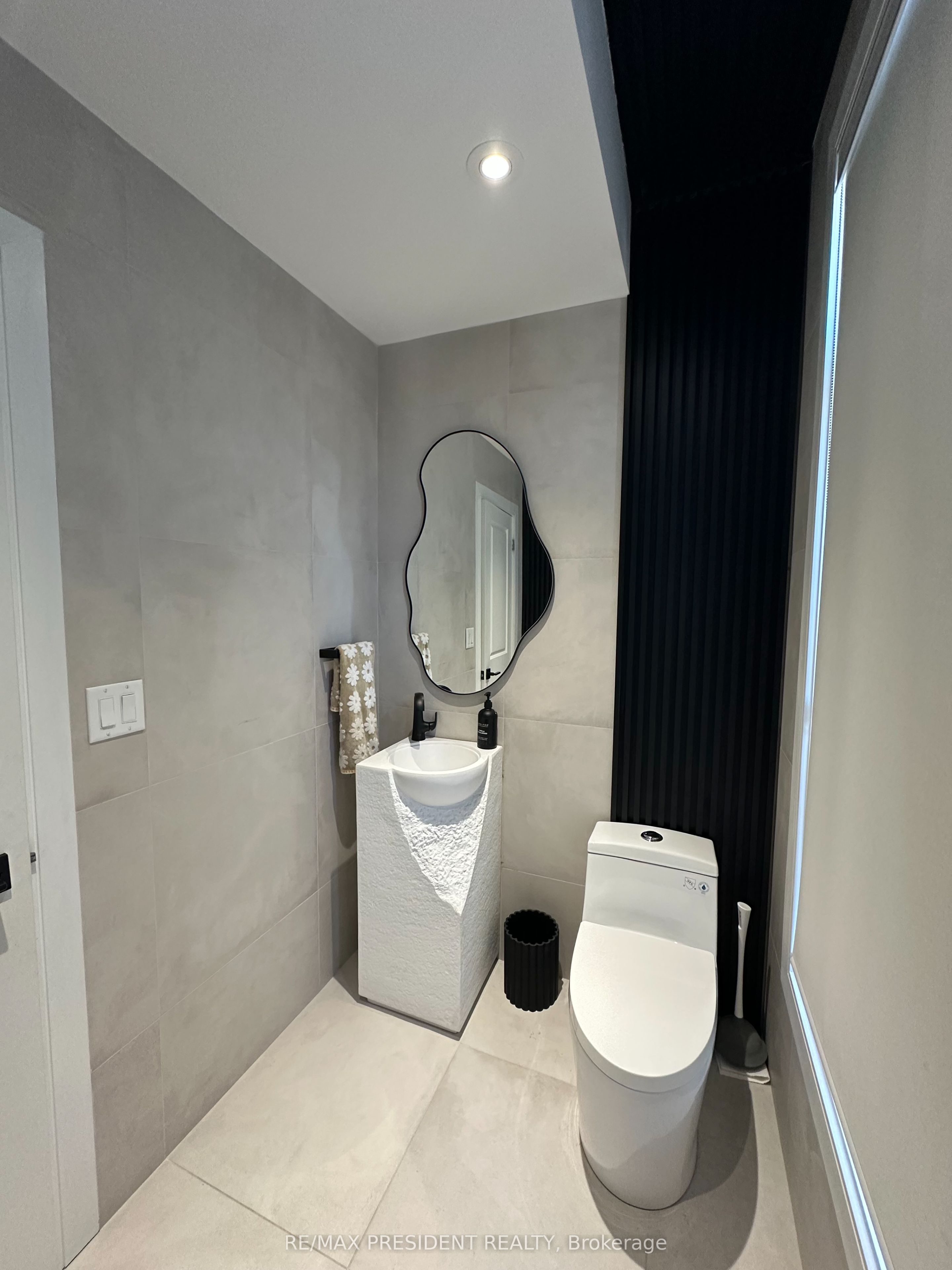 63 Holyrood Crescent Property Photo 6