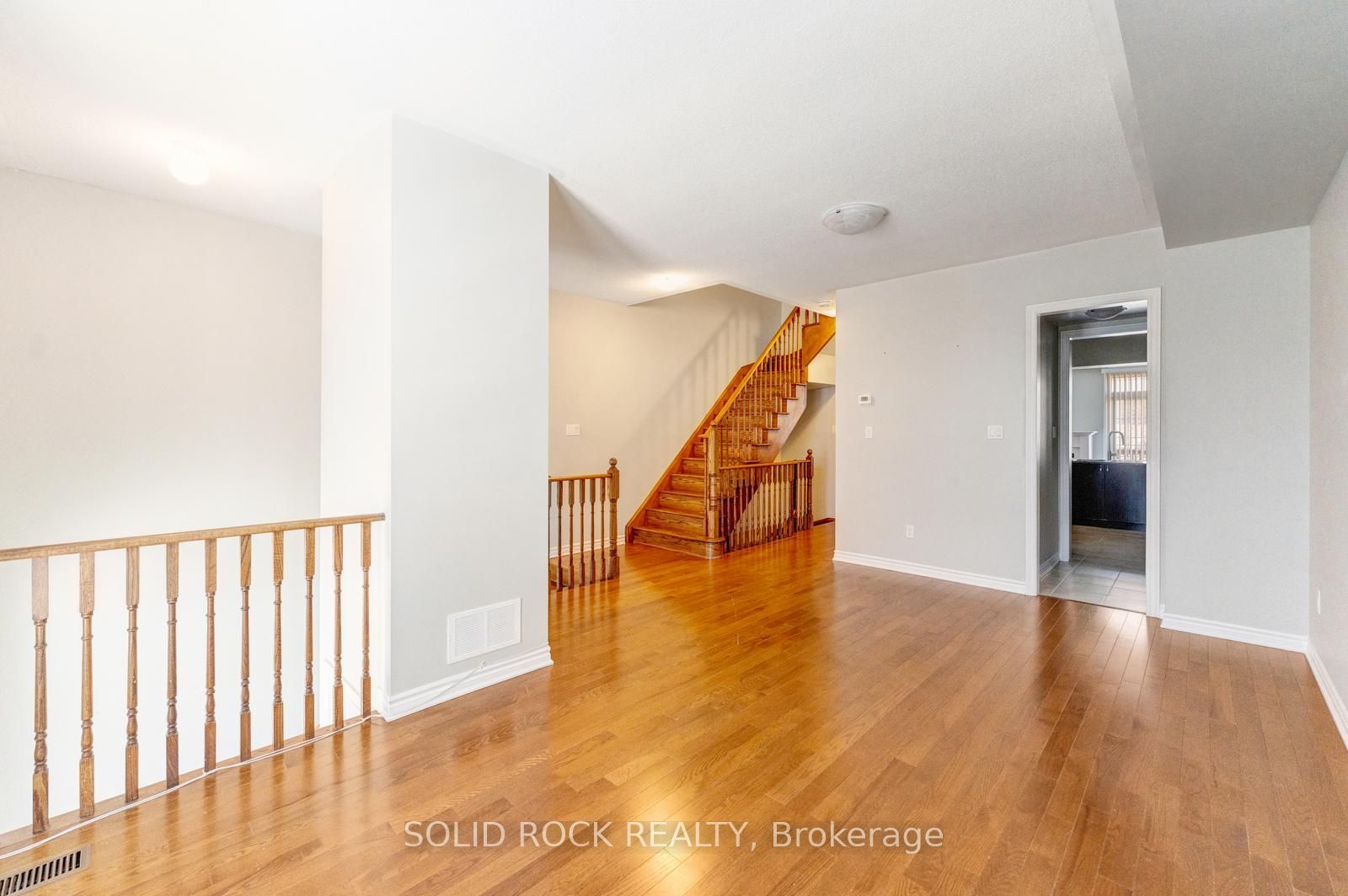 142 Farooq Boulevard S Property Photo 8