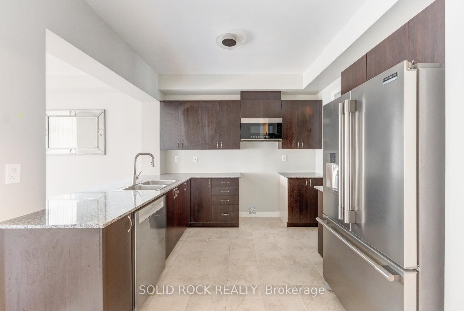 142 Farooq Boulevard S Property Photo 9