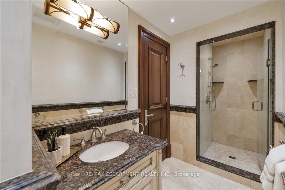 144 Lake Drive E Property Photo 32