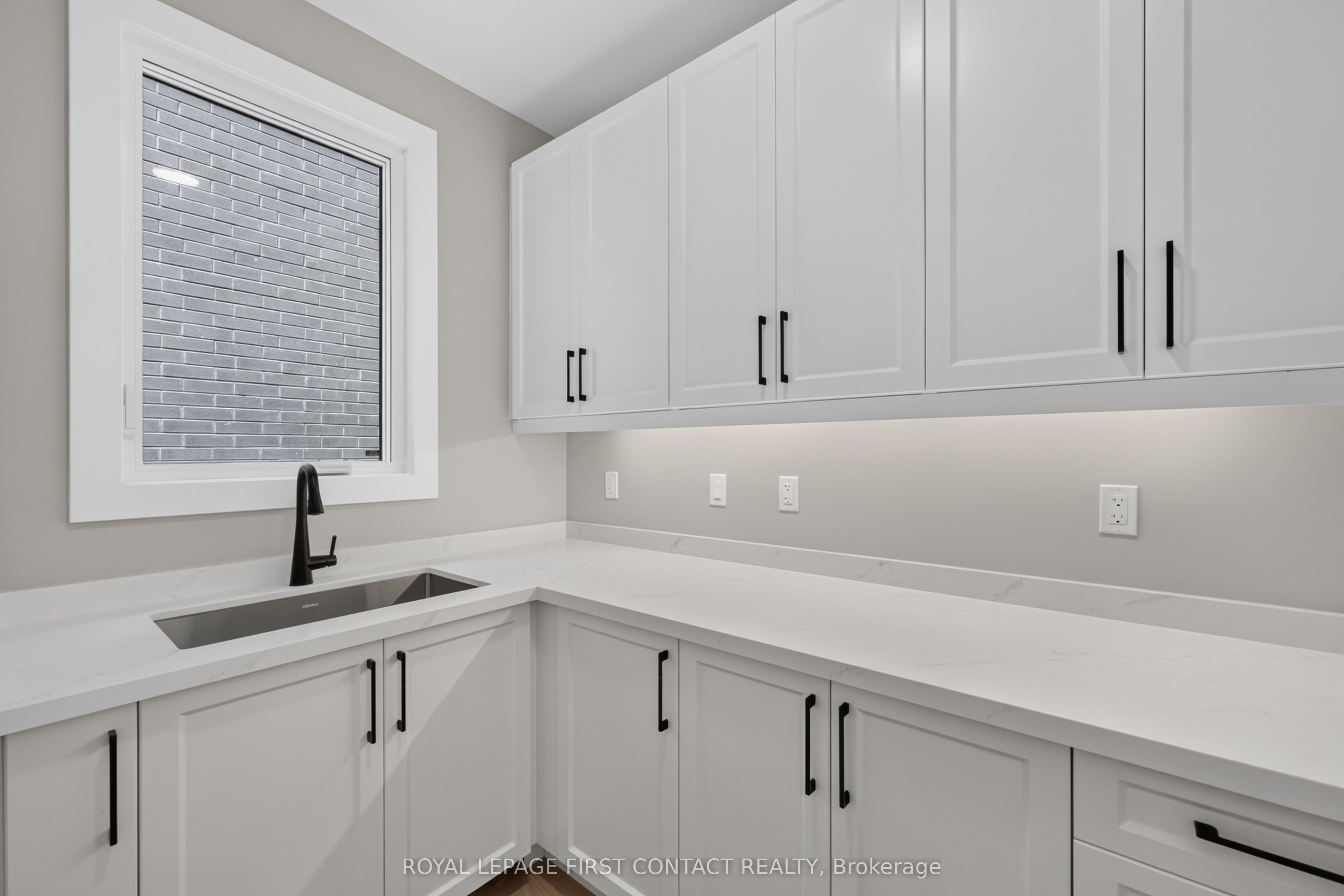 929 7th Line Upper Property Photo 6