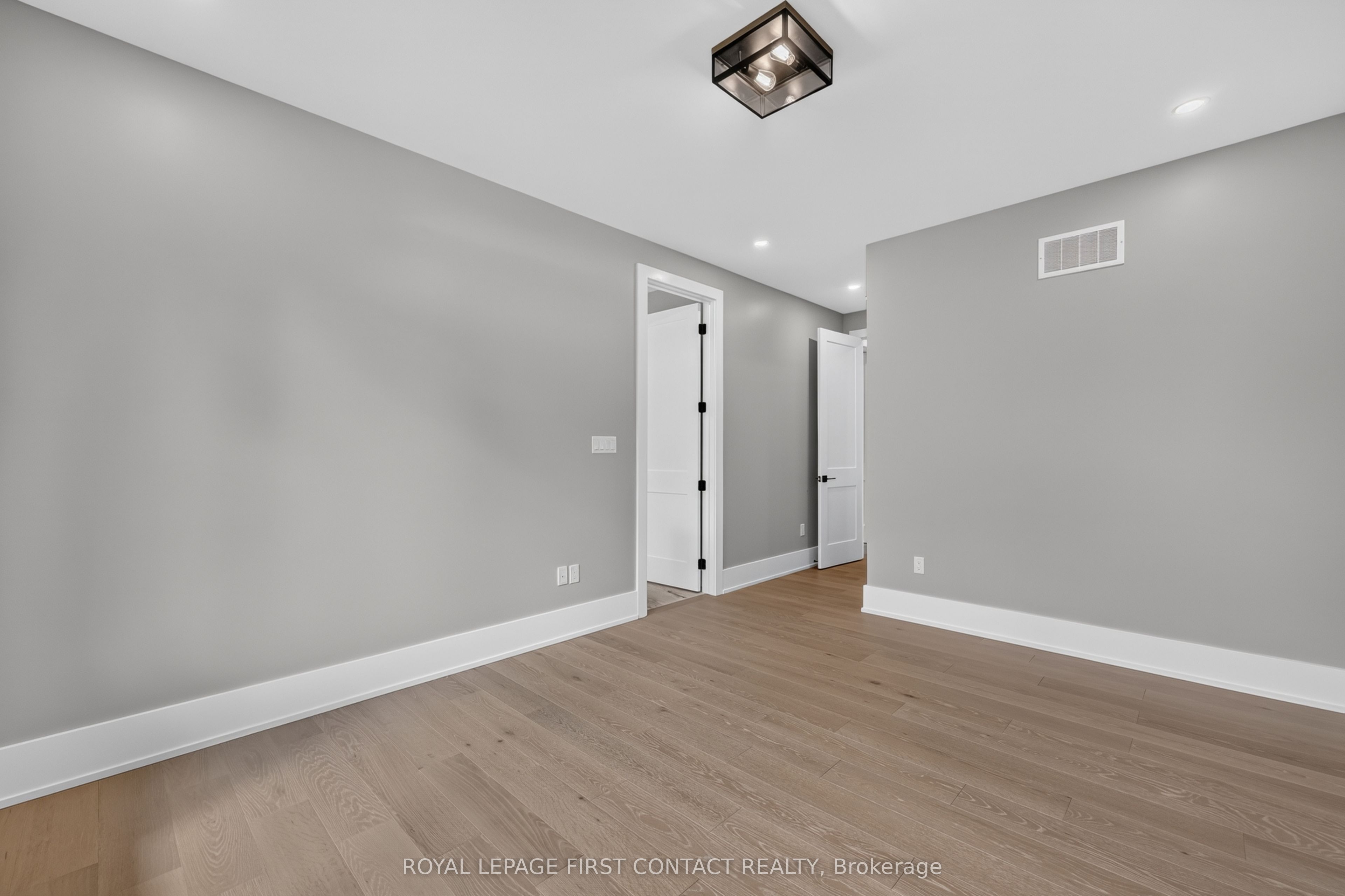 929 7th Line Upper Property Photo 14