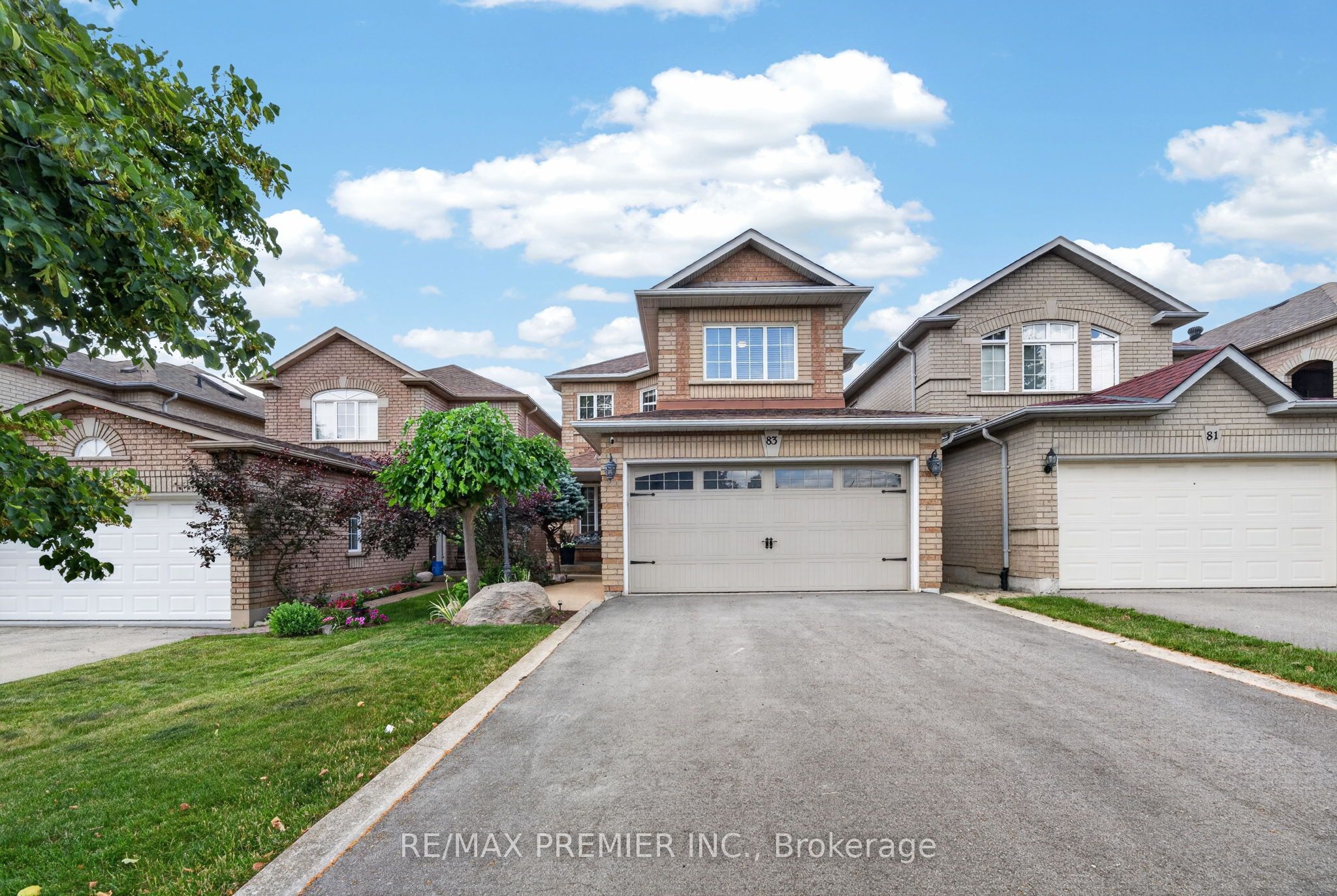 83 Royal Ridge Crescent Property Photo 1