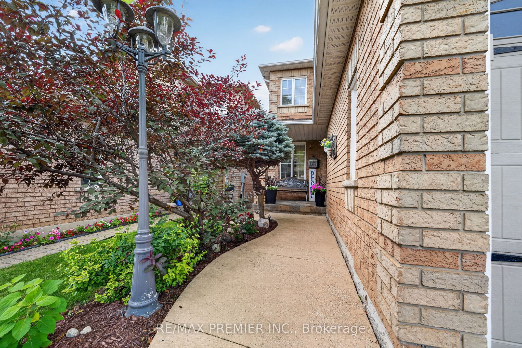 83 Royal Ridge Crescent Property Photo 2