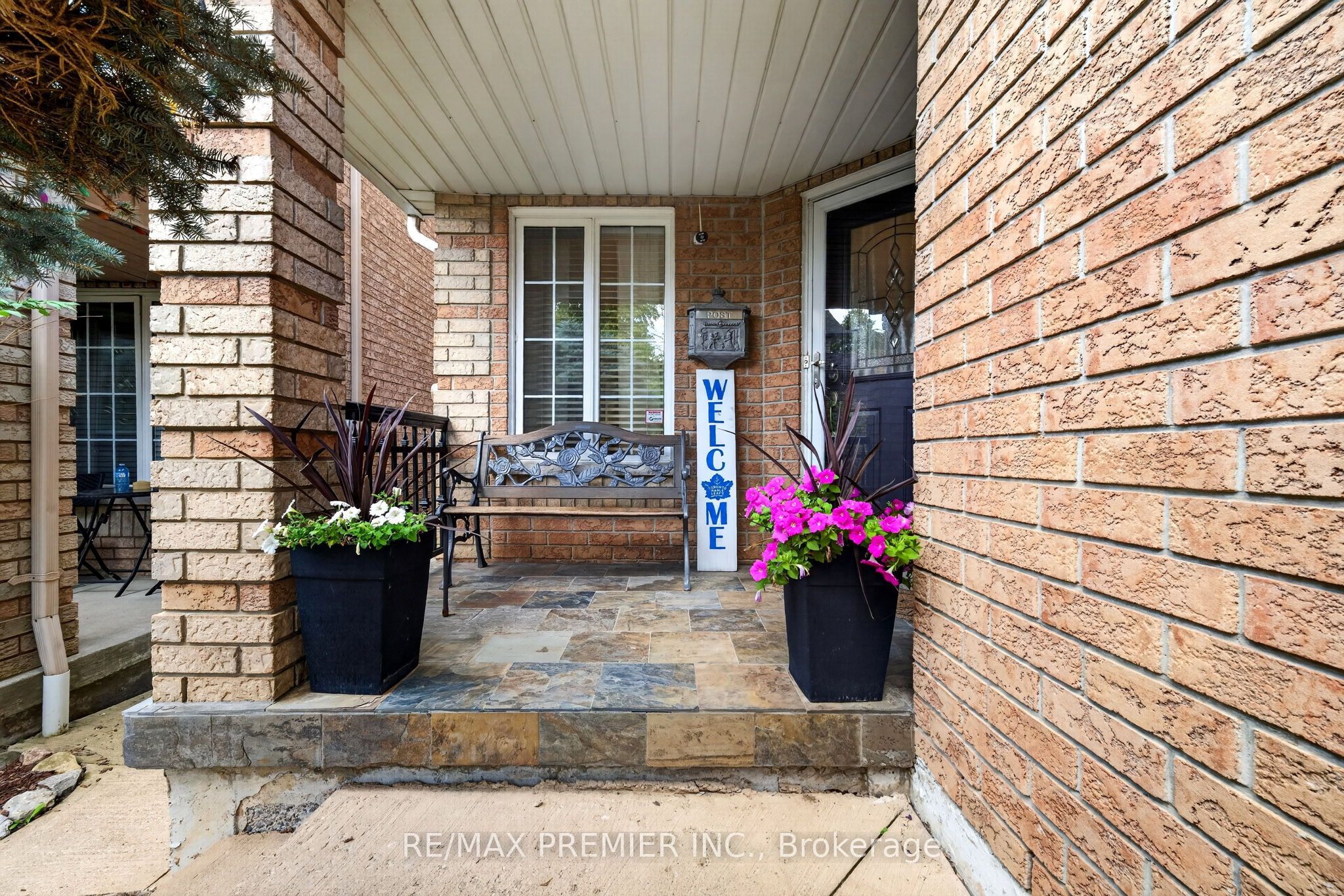 83 Royal Ridge Crescent Property Photo 3