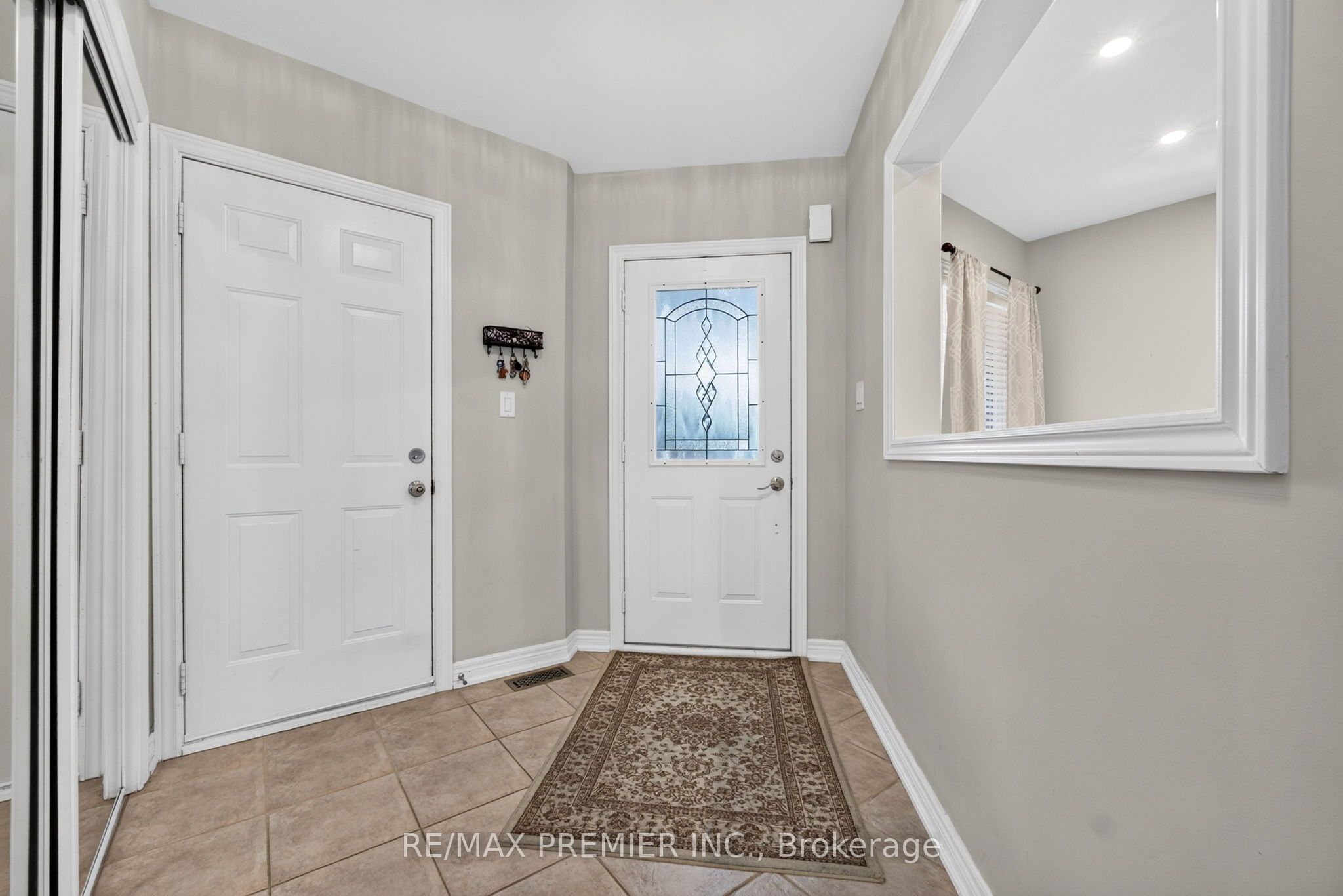 83 Royal Ridge Crescent Property Photo 4