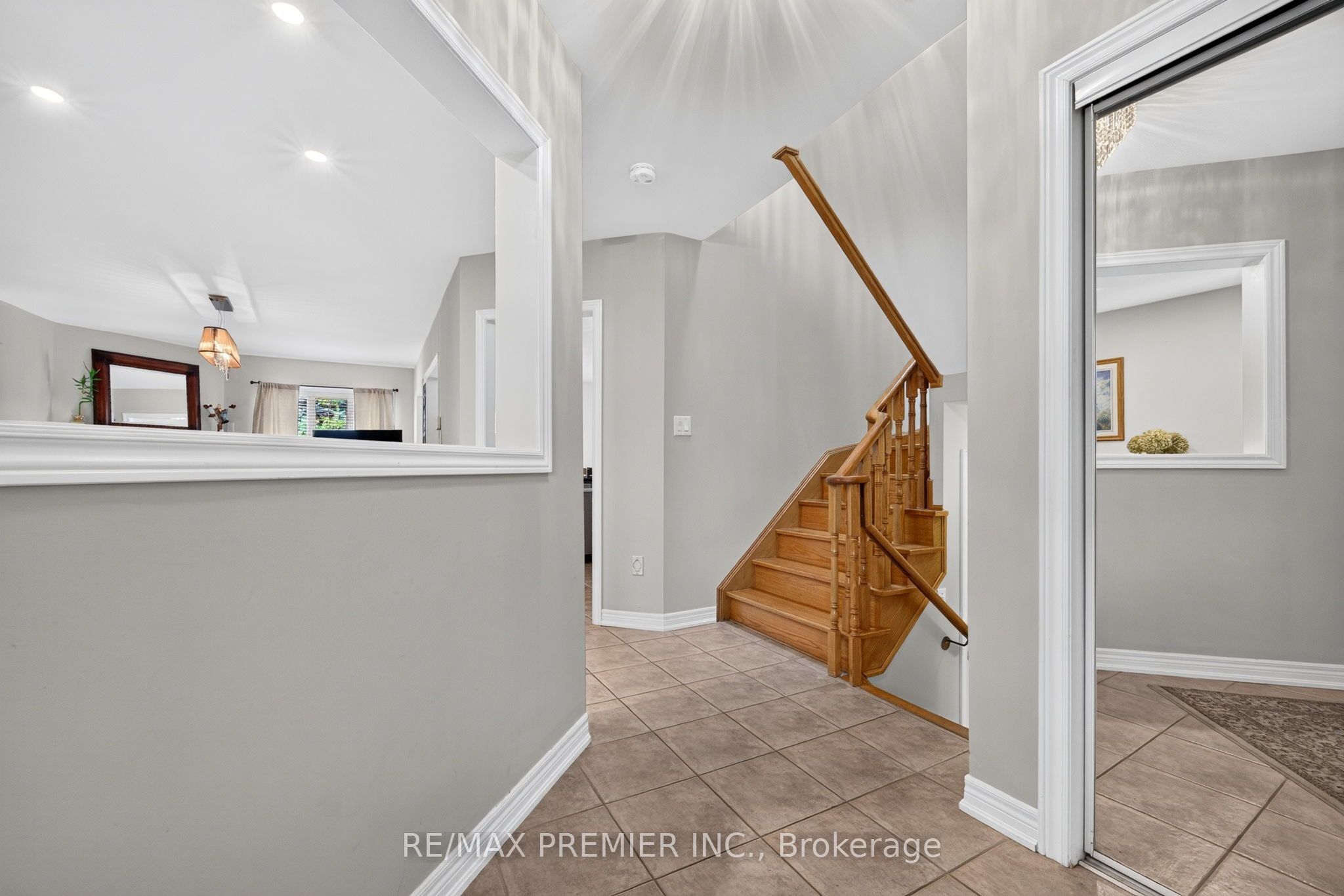 83 Royal Ridge Crescent Property Photo 5