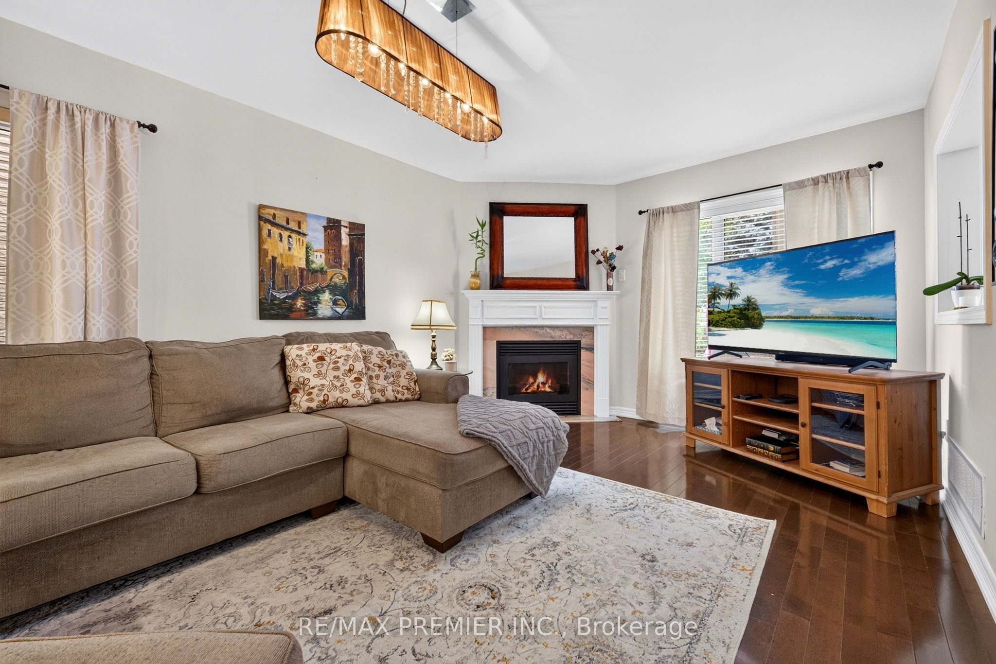83 Royal Ridge Crescent Property Photo 8