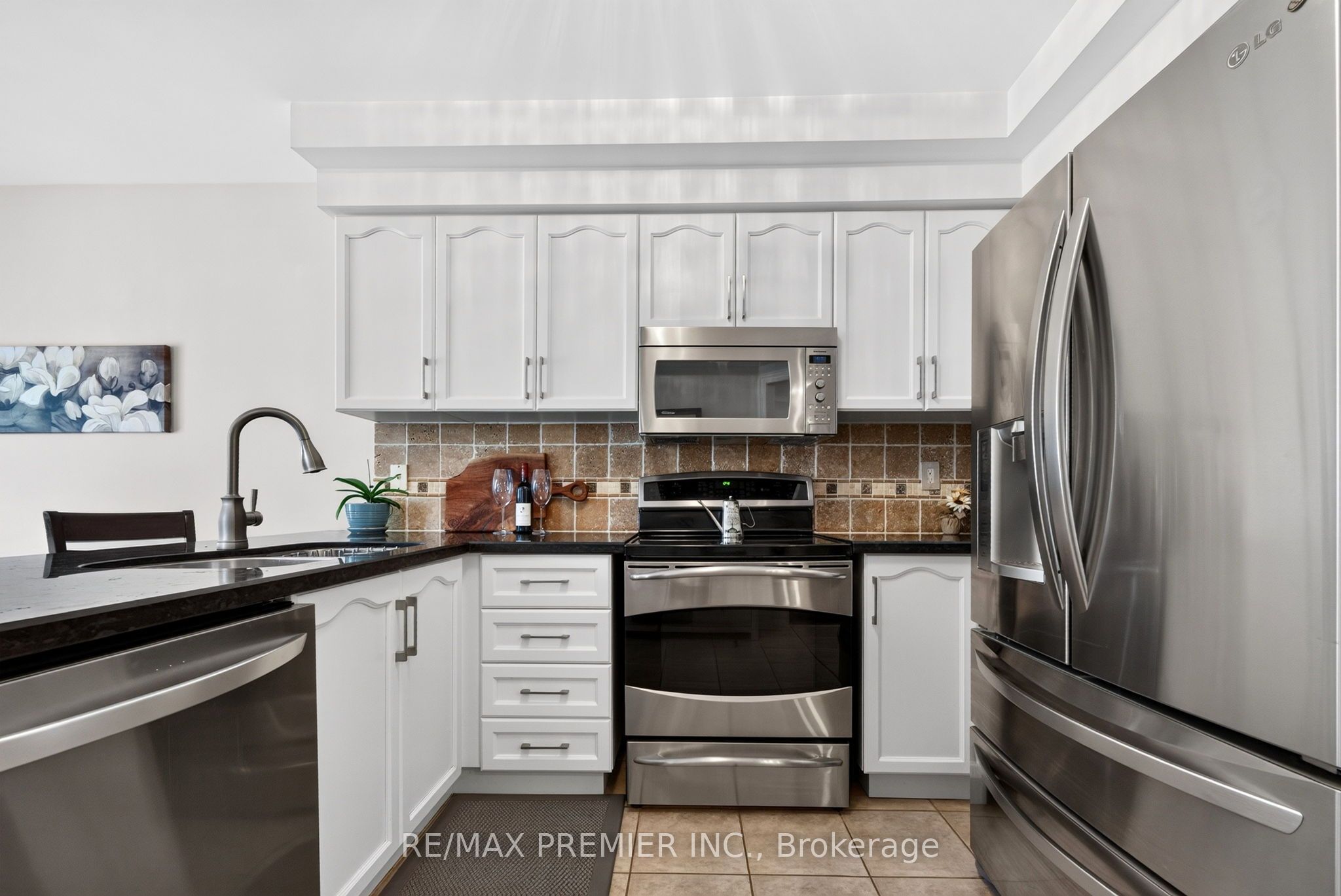 83 Royal Ridge Crescent Property Photo 9