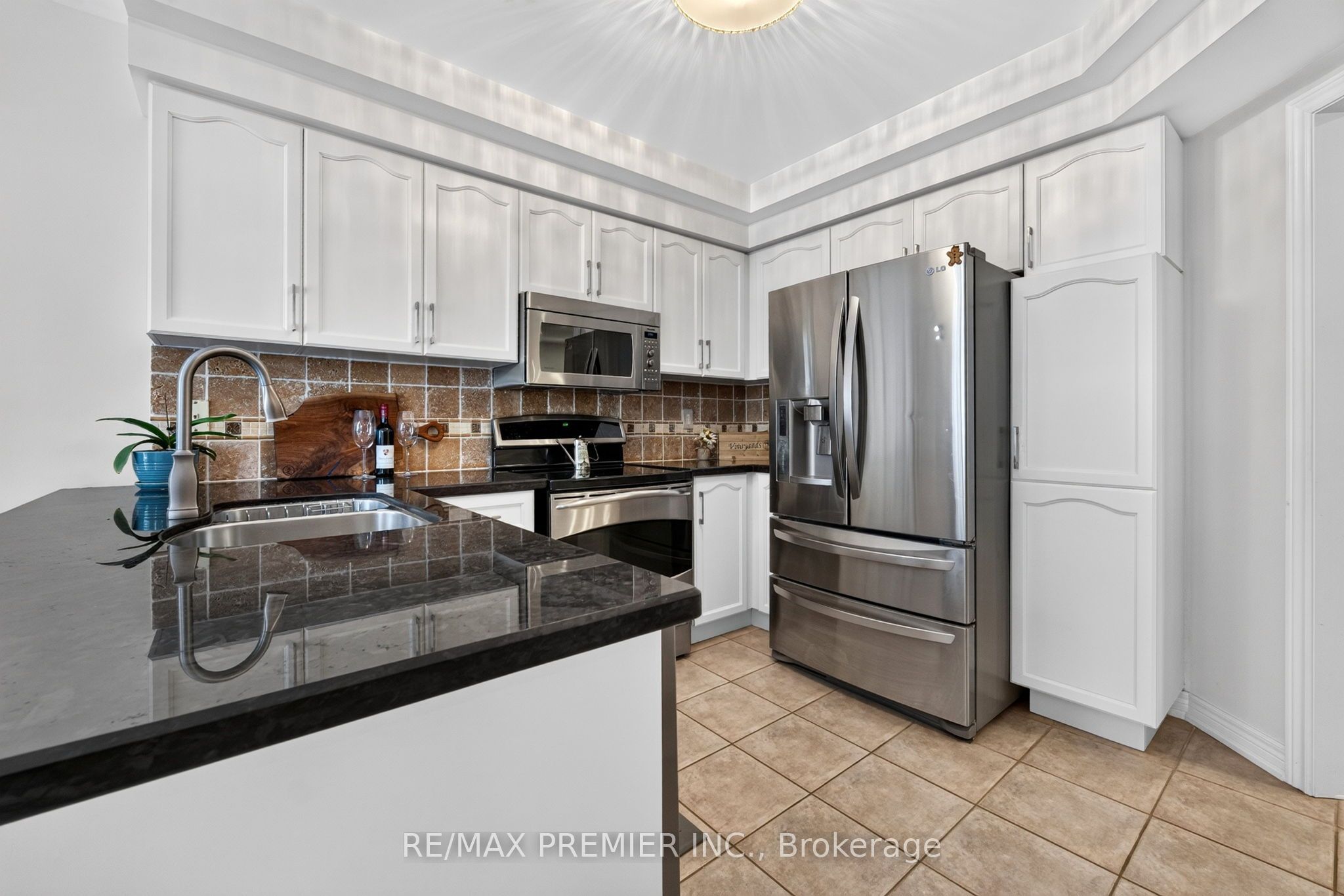83 Royal Ridge Crescent Property Photo 10