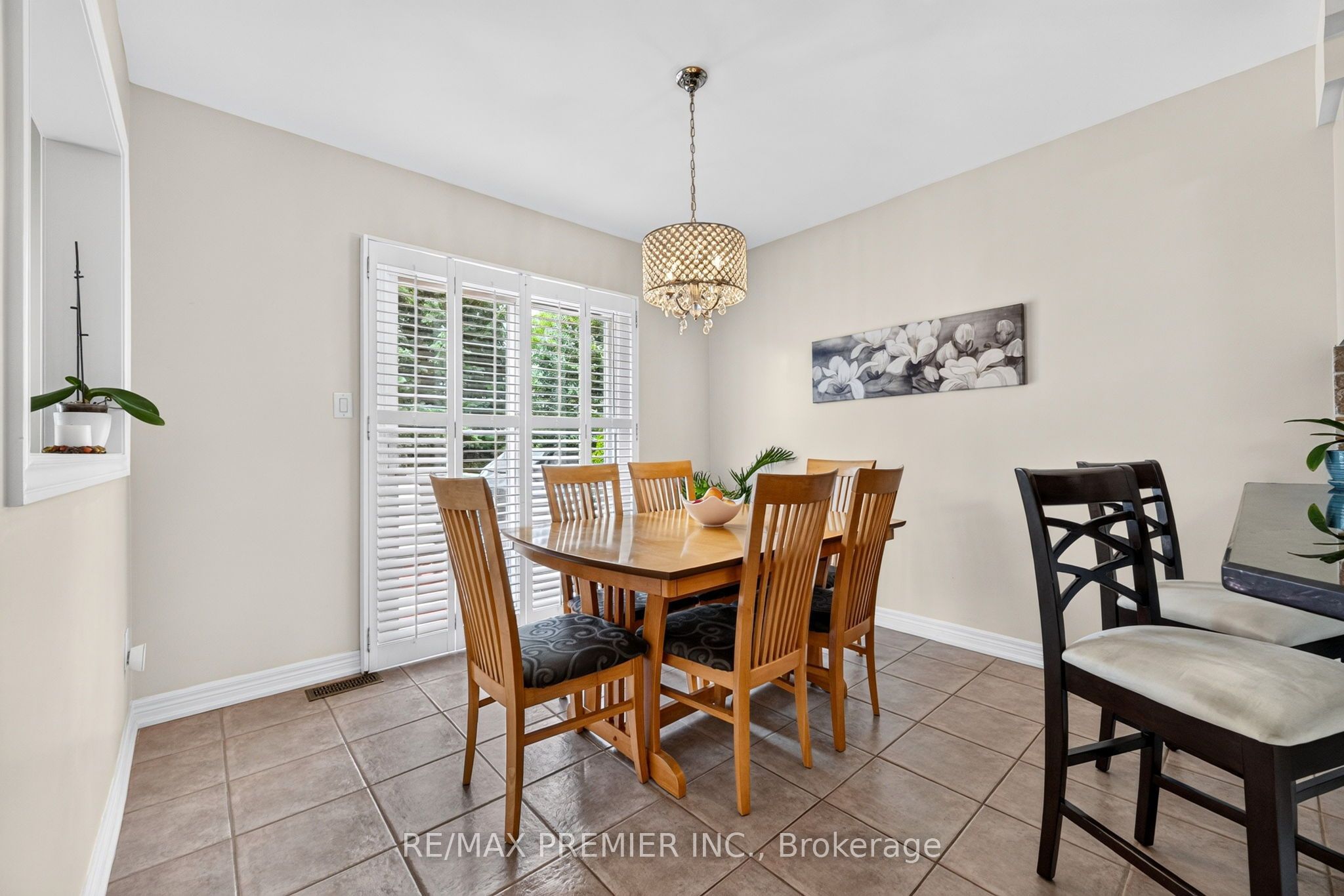 83 Royal Ridge Crescent Property Photo 13