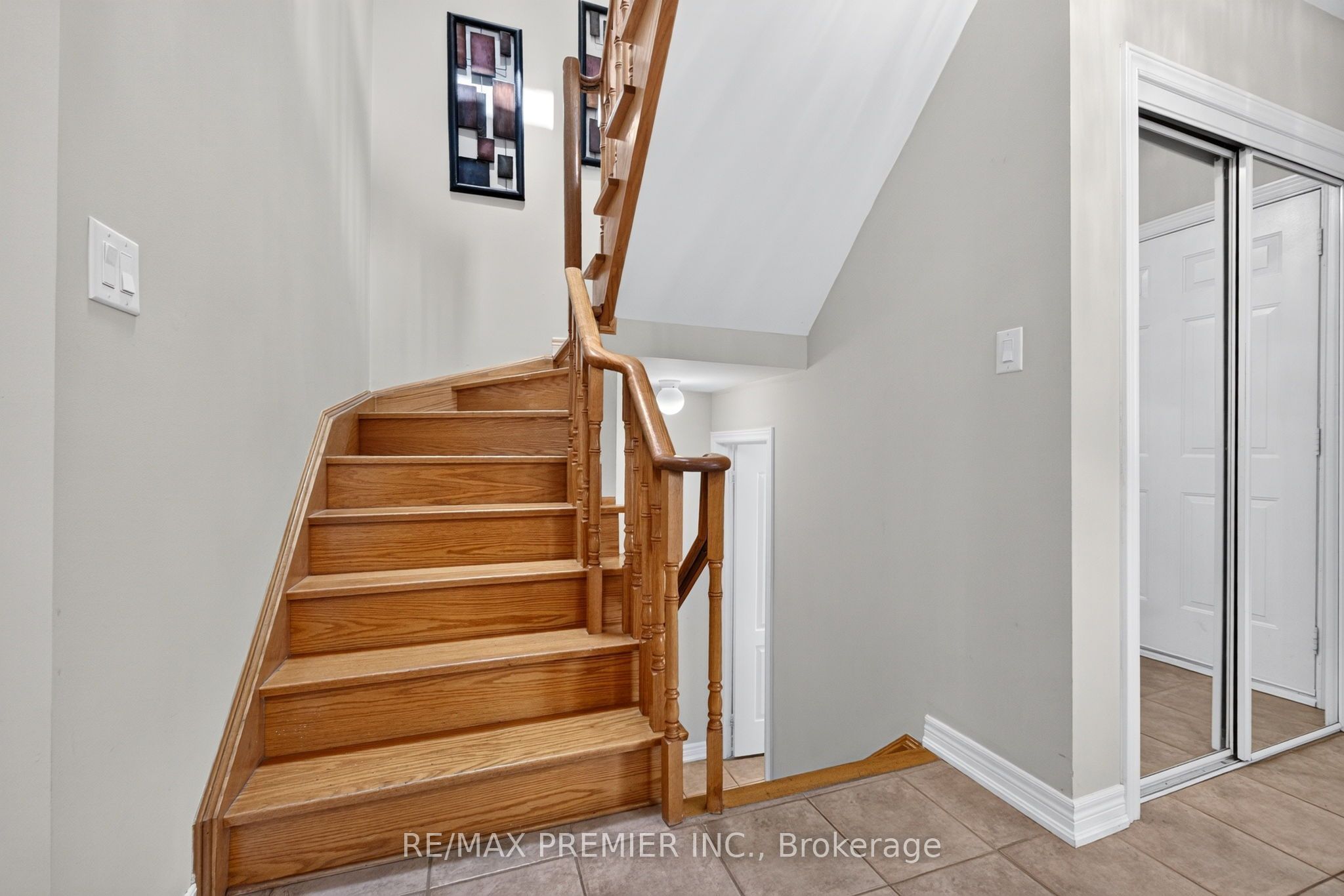 83 Royal Ridge Crescent Property Photo 15