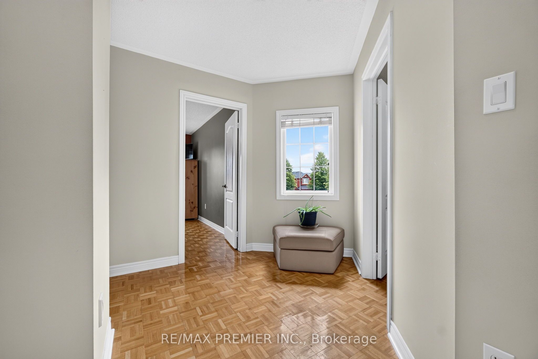 83 Royal Ridge Crescent Property Photo 17