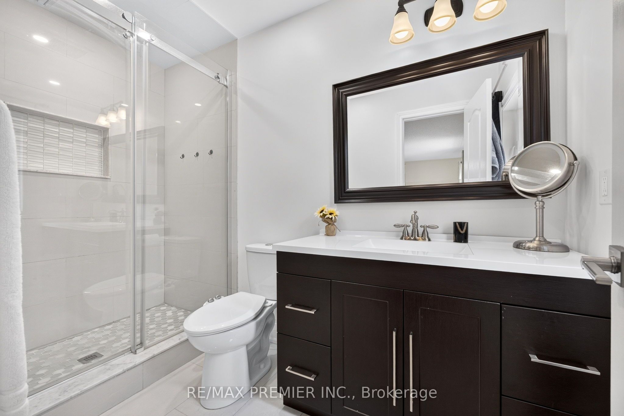 83 Royal Ridge Crescent Property Photo 20