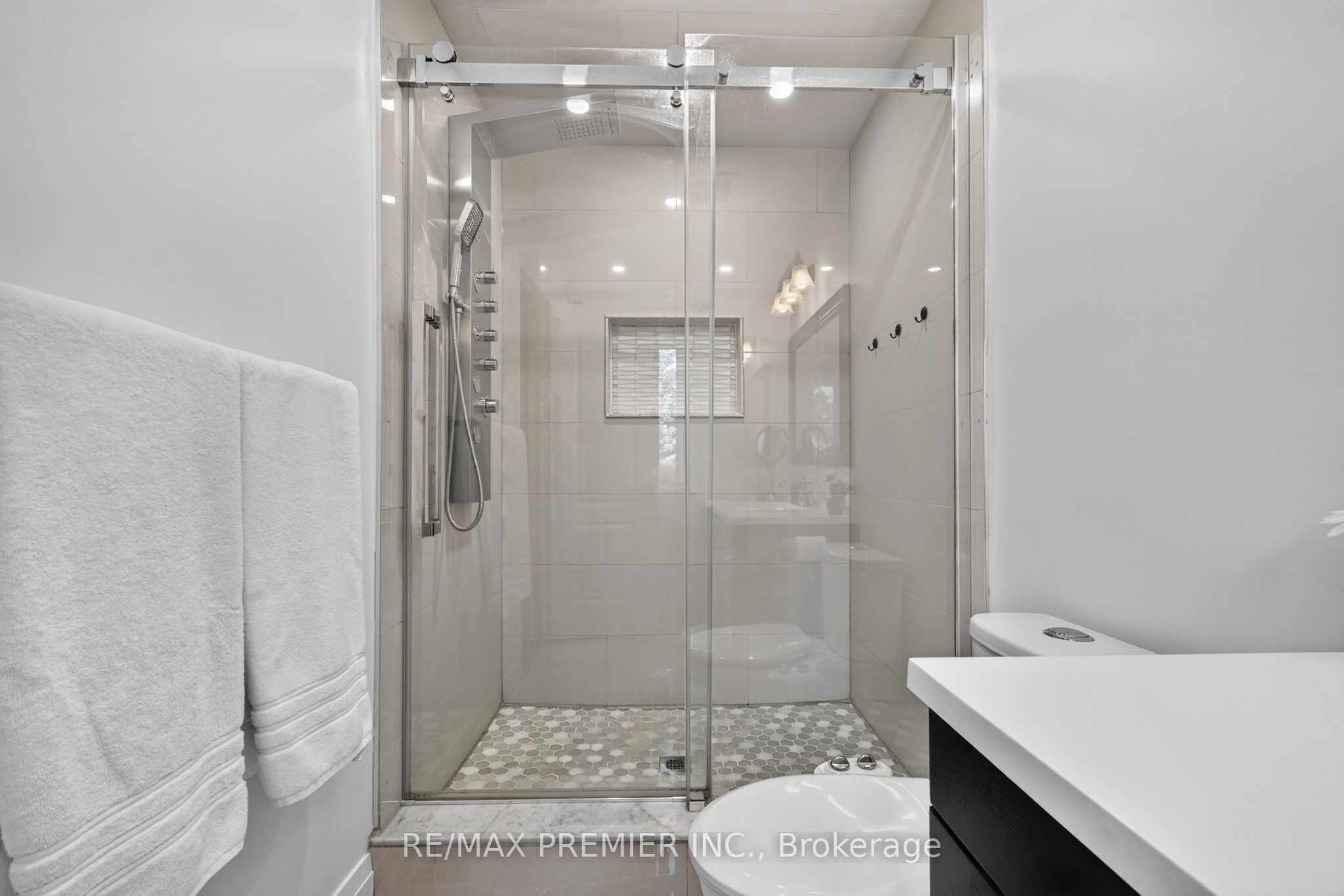 83 Royal Ridge Crescent Property Photo 21