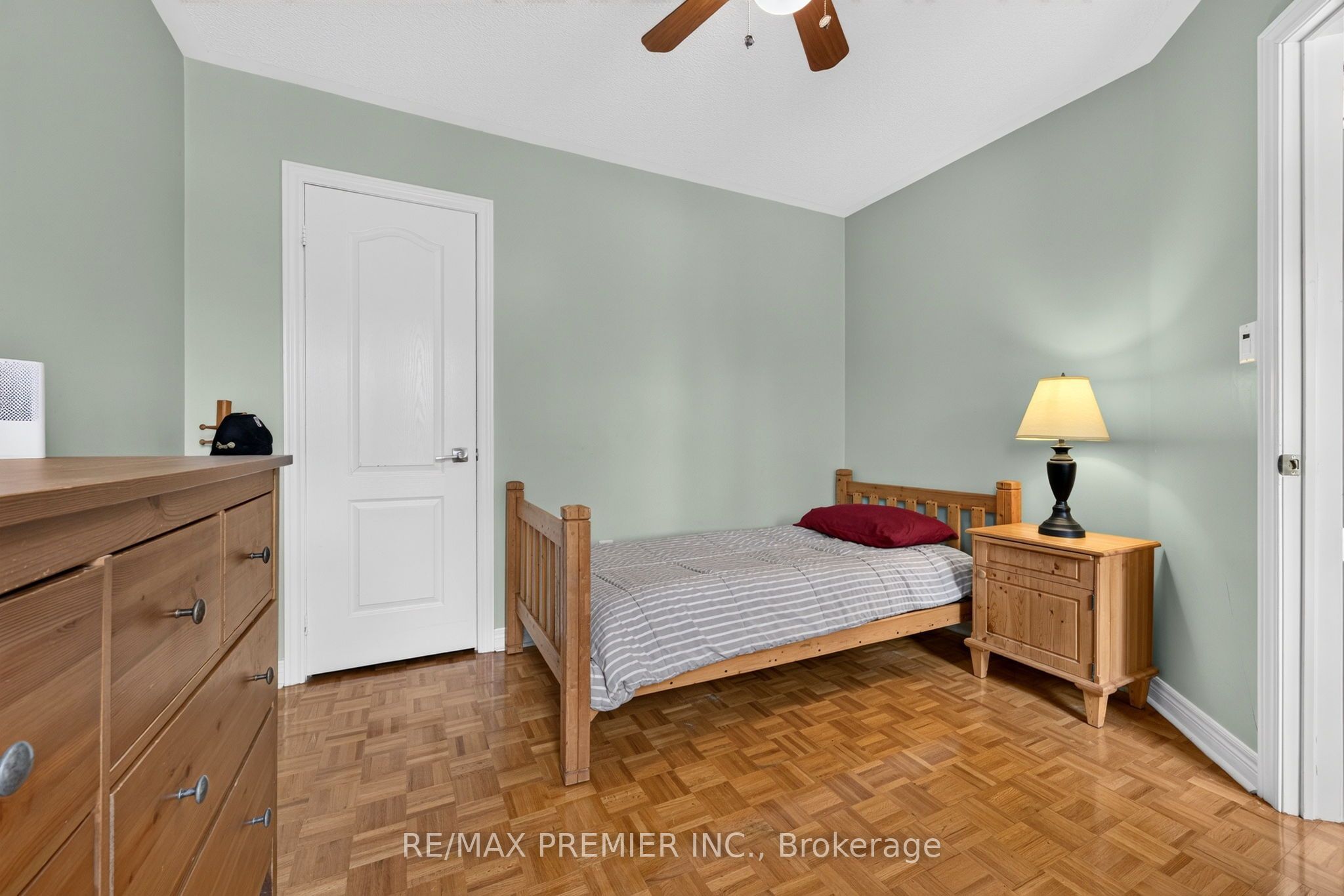 83 Royal Ridge Crescent Property Photo 22