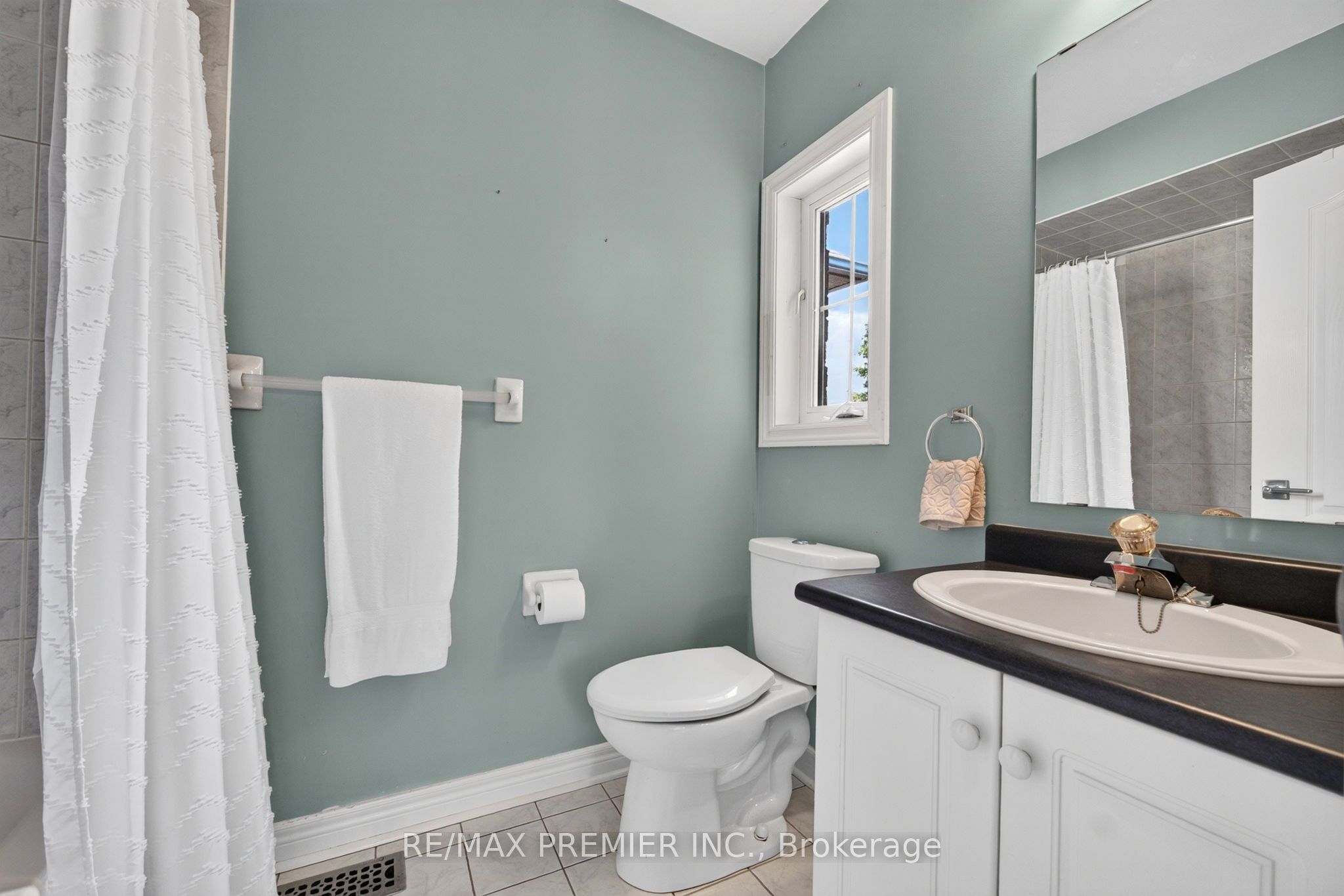 83 Royal Ridge Crescent Property Photo 26