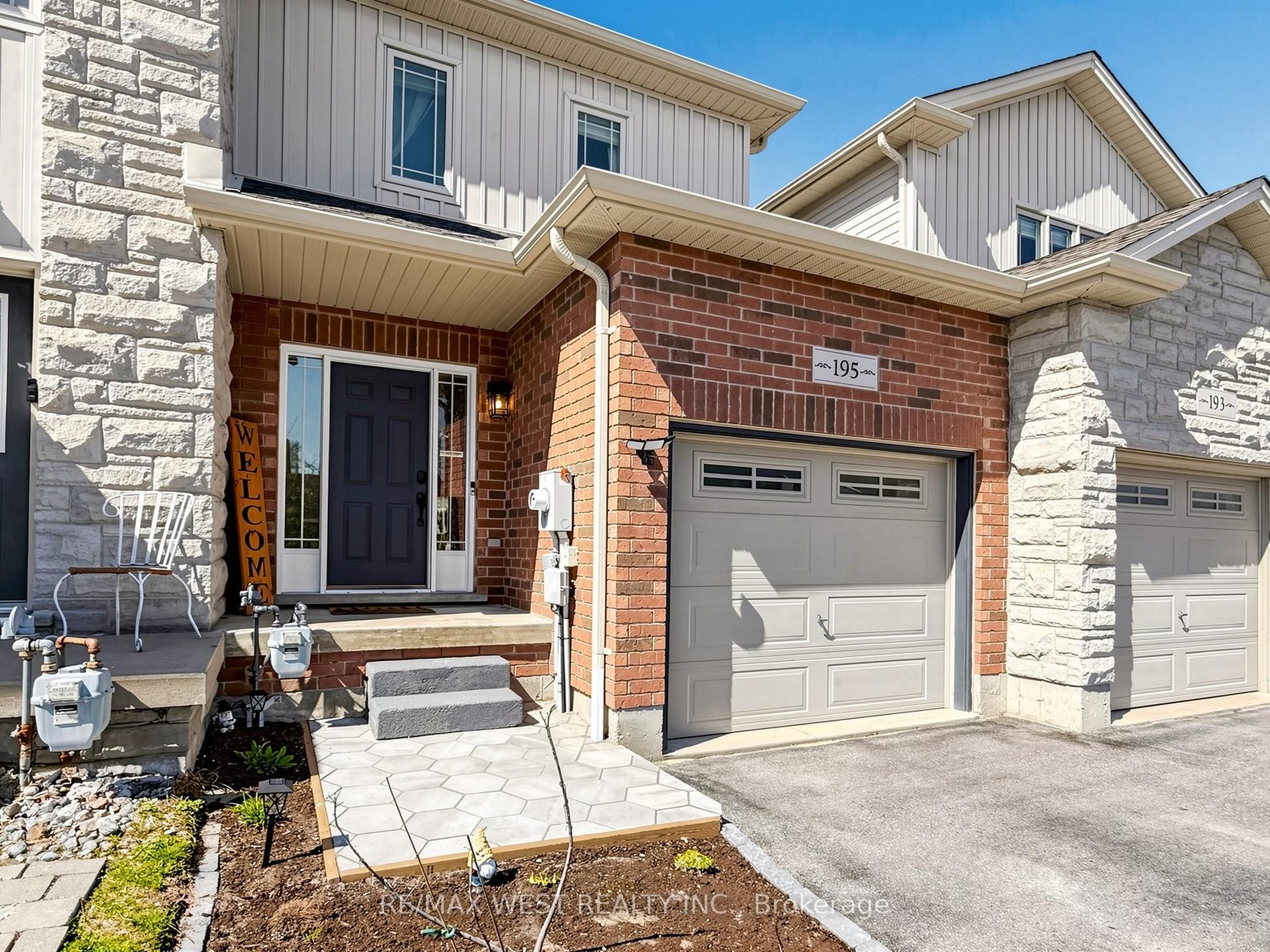 195 Banting Crescent Property Photo 2
