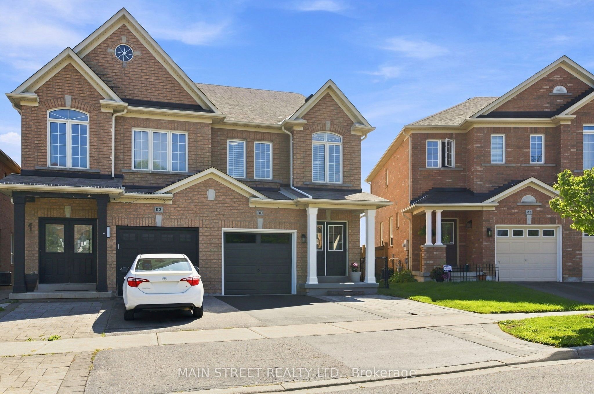 90 Four Seasons Crescent Property Photo 2