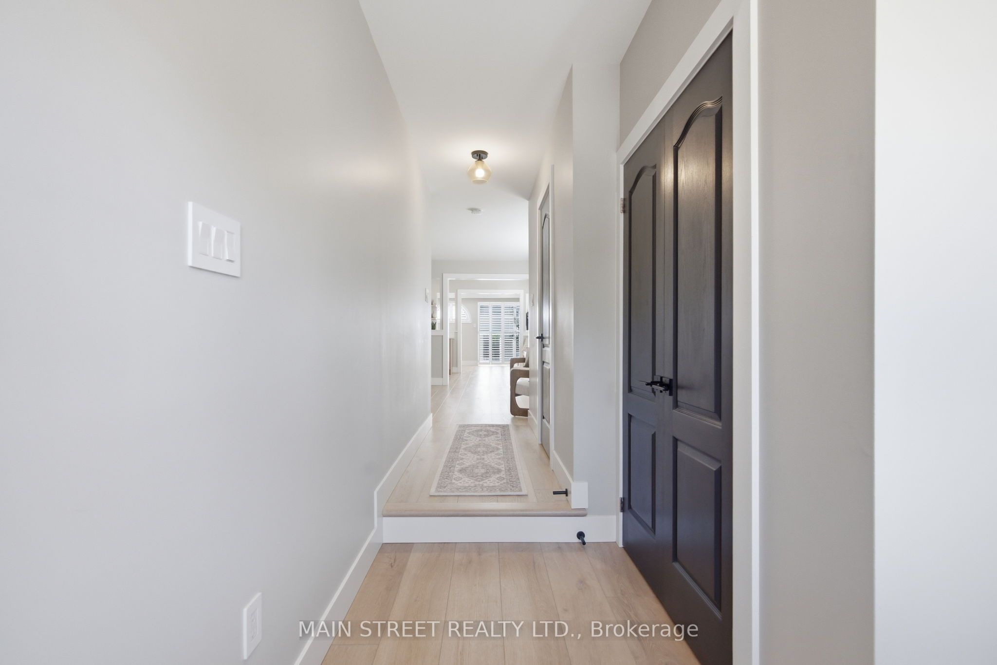 90 Four Seasons Crescent Property Photo 3